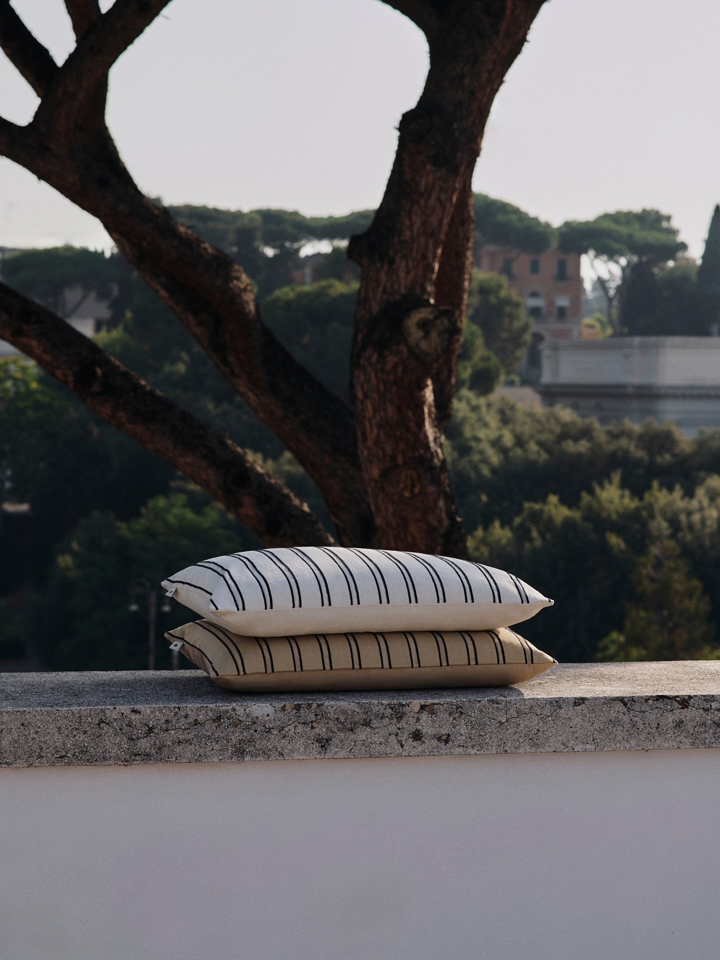 TWILL pillow broken white with black