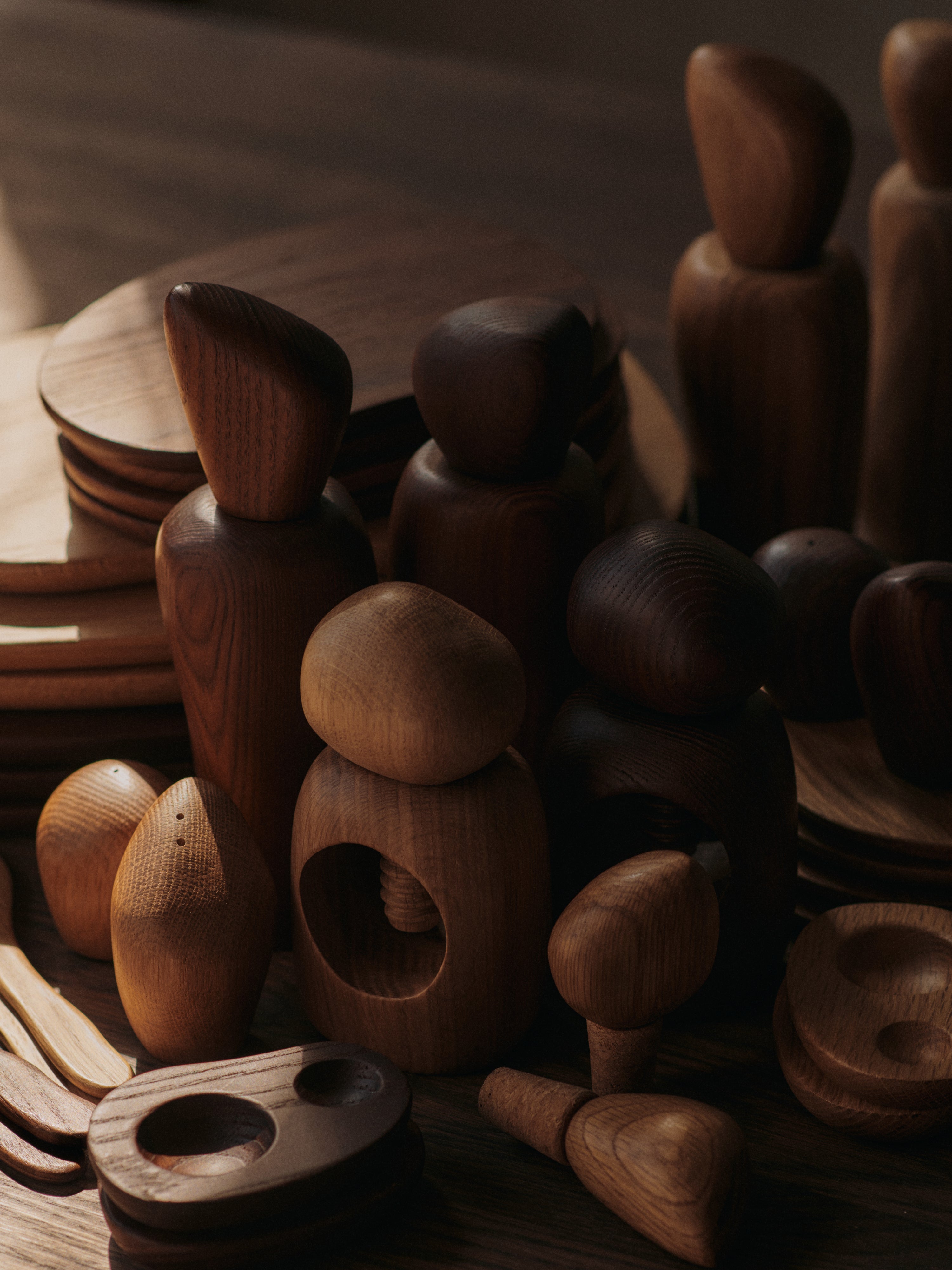 CAIRN Nutcracker dark oak wood
