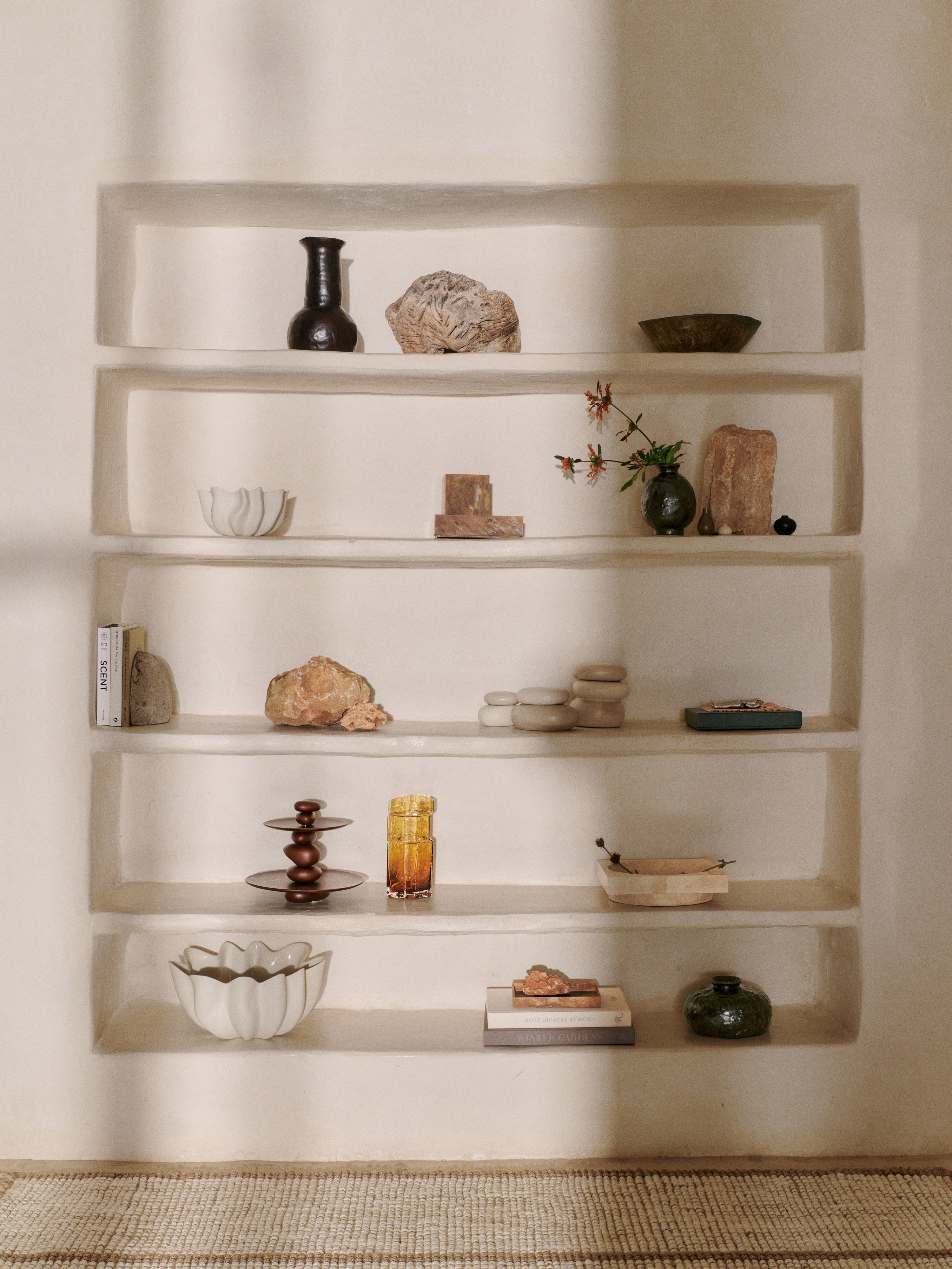 Patera PEBBLE DESSERT STAND aus dunkelbraunem Buchenholz