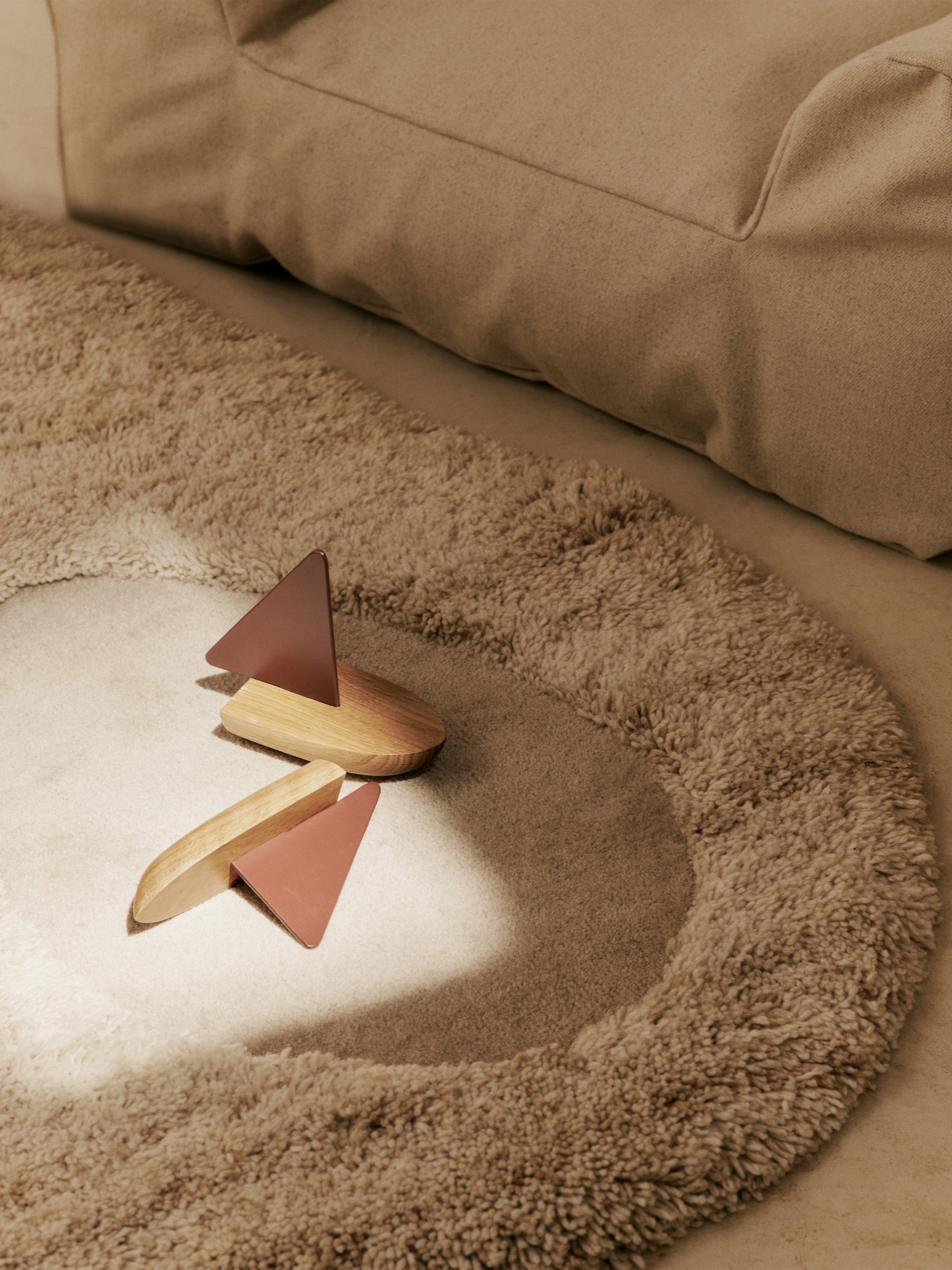 KOVE rug broken white