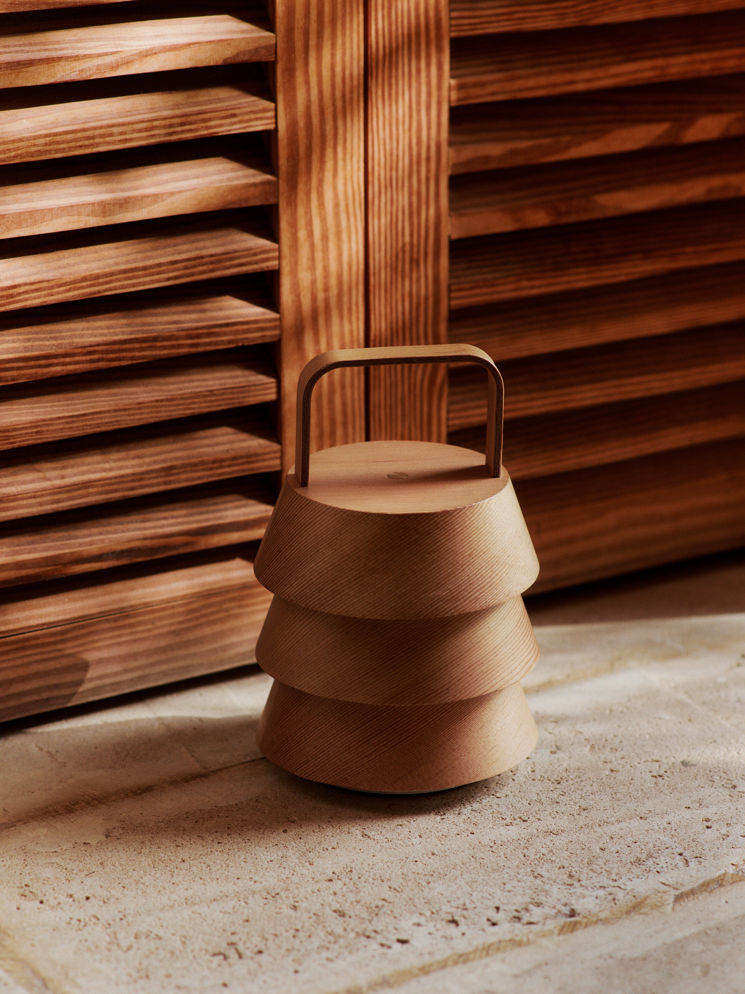 Tragbare Lampe LUVER lite aus Douglasienholz