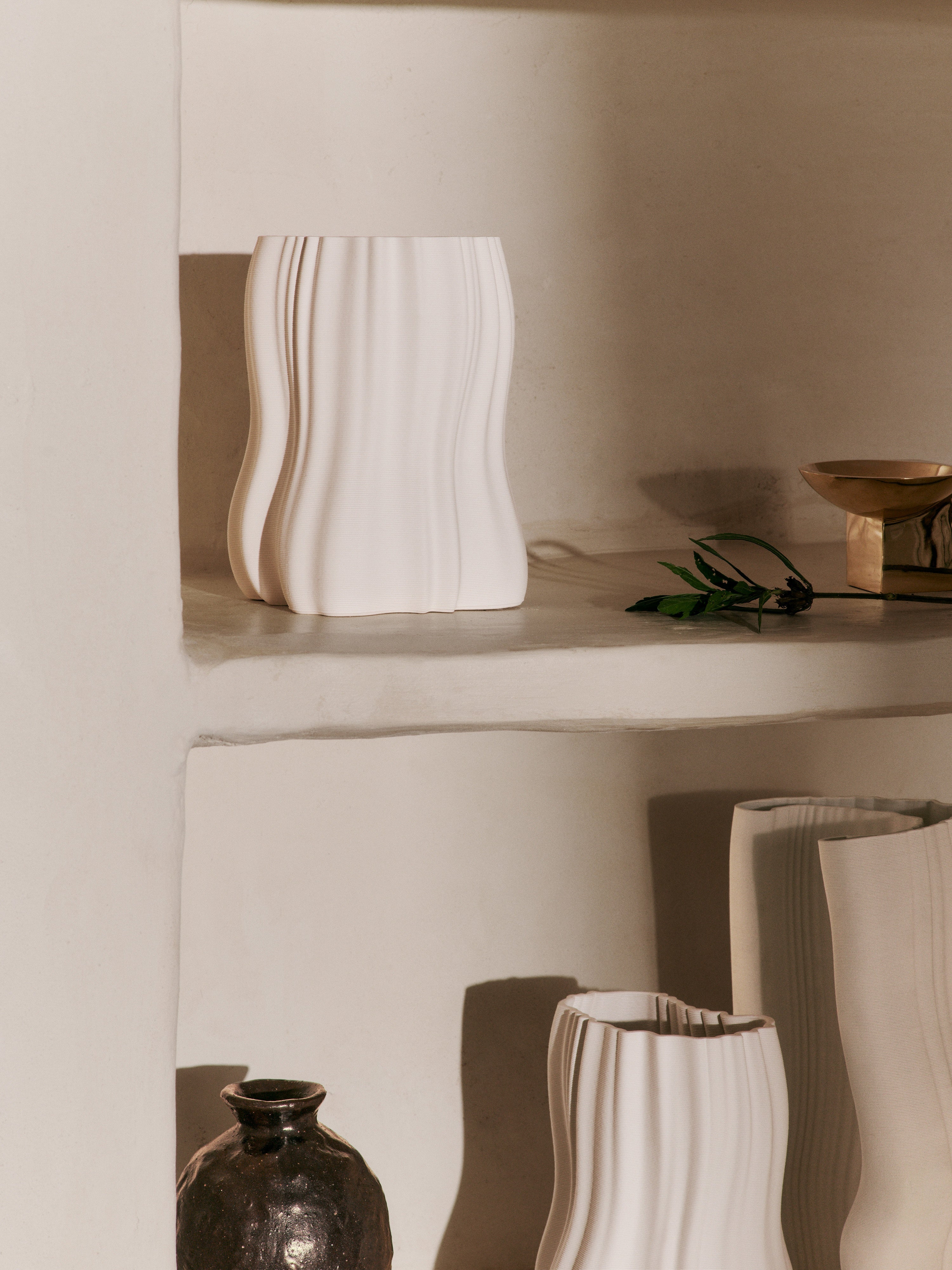 MOIRE LOW vase broken white