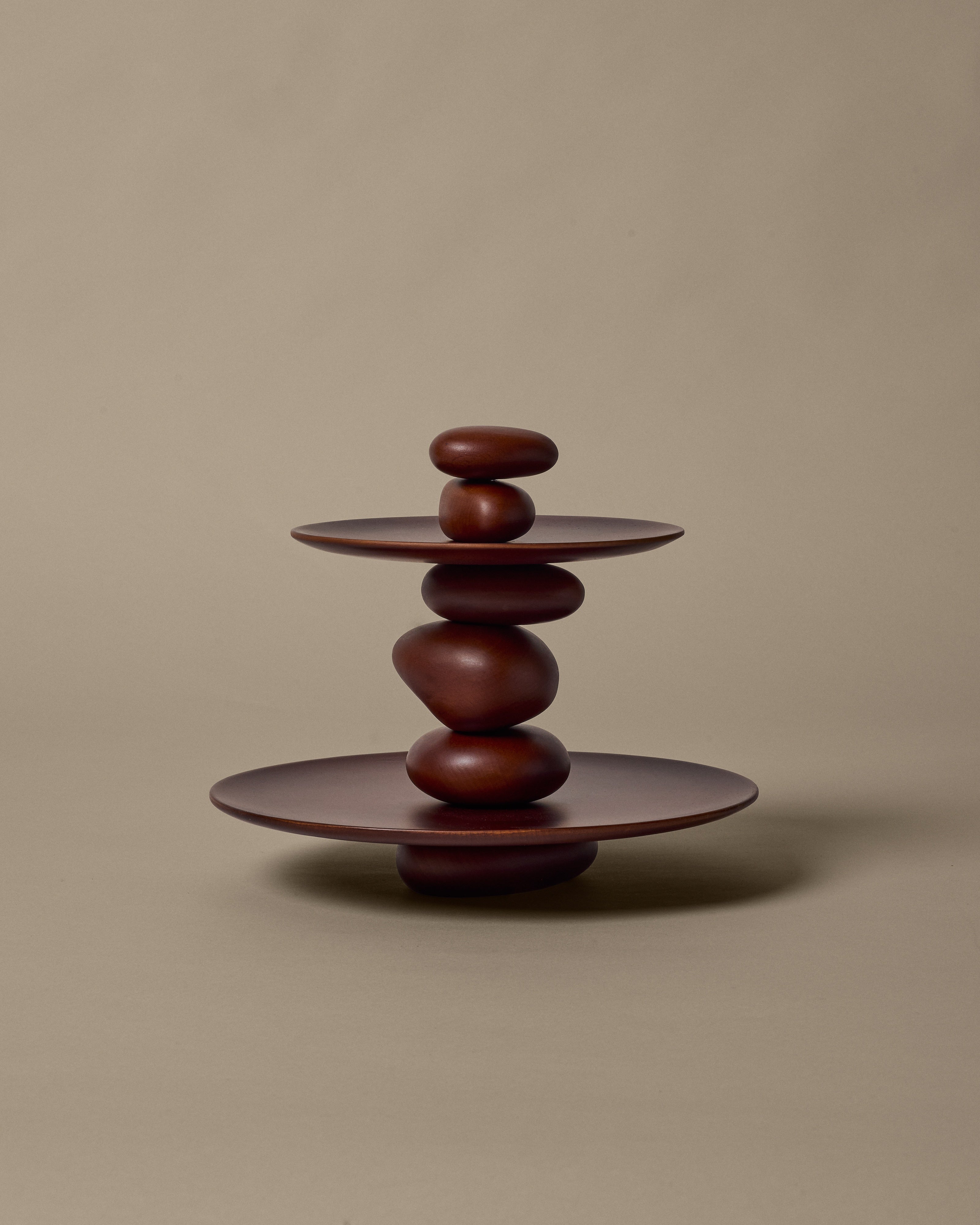 Patera PEBBLE DESSERT STAND aus dunkelbraunem Buchenholz
