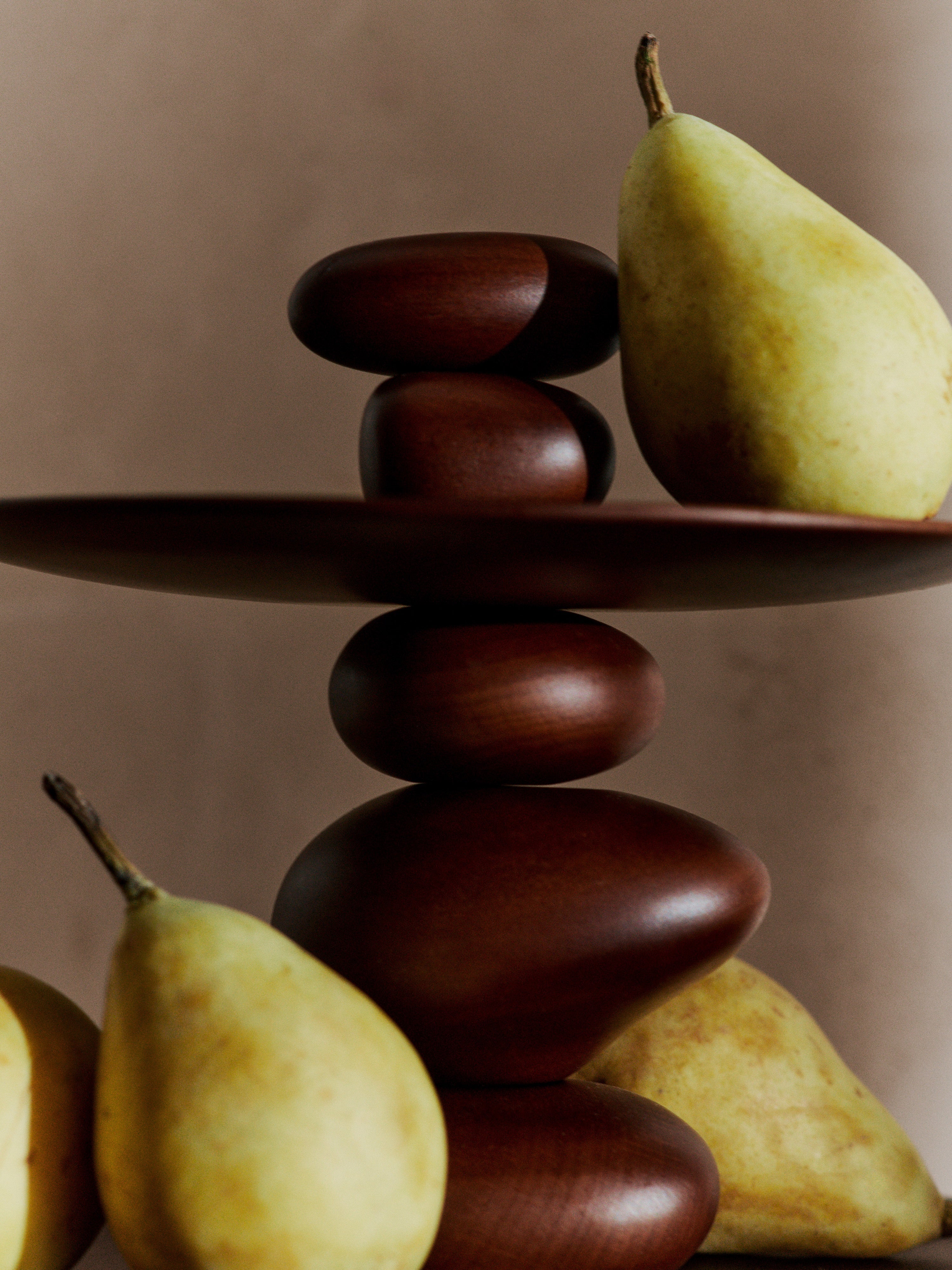 Patera PEBBLE DESSERT STAND aus dunkelbraunem Buchenholz