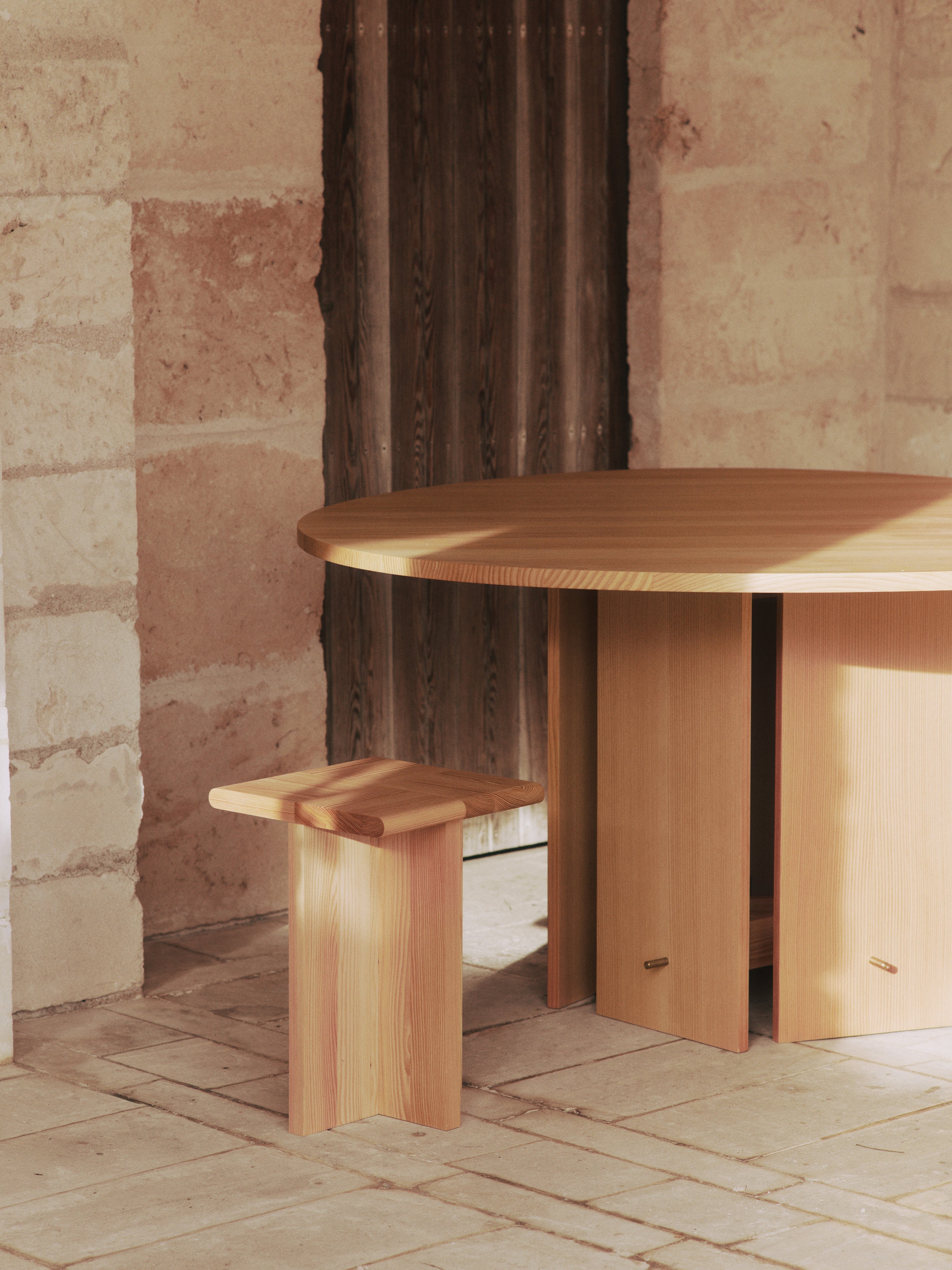 AUKKO Round Table Solid Douglas Fir
