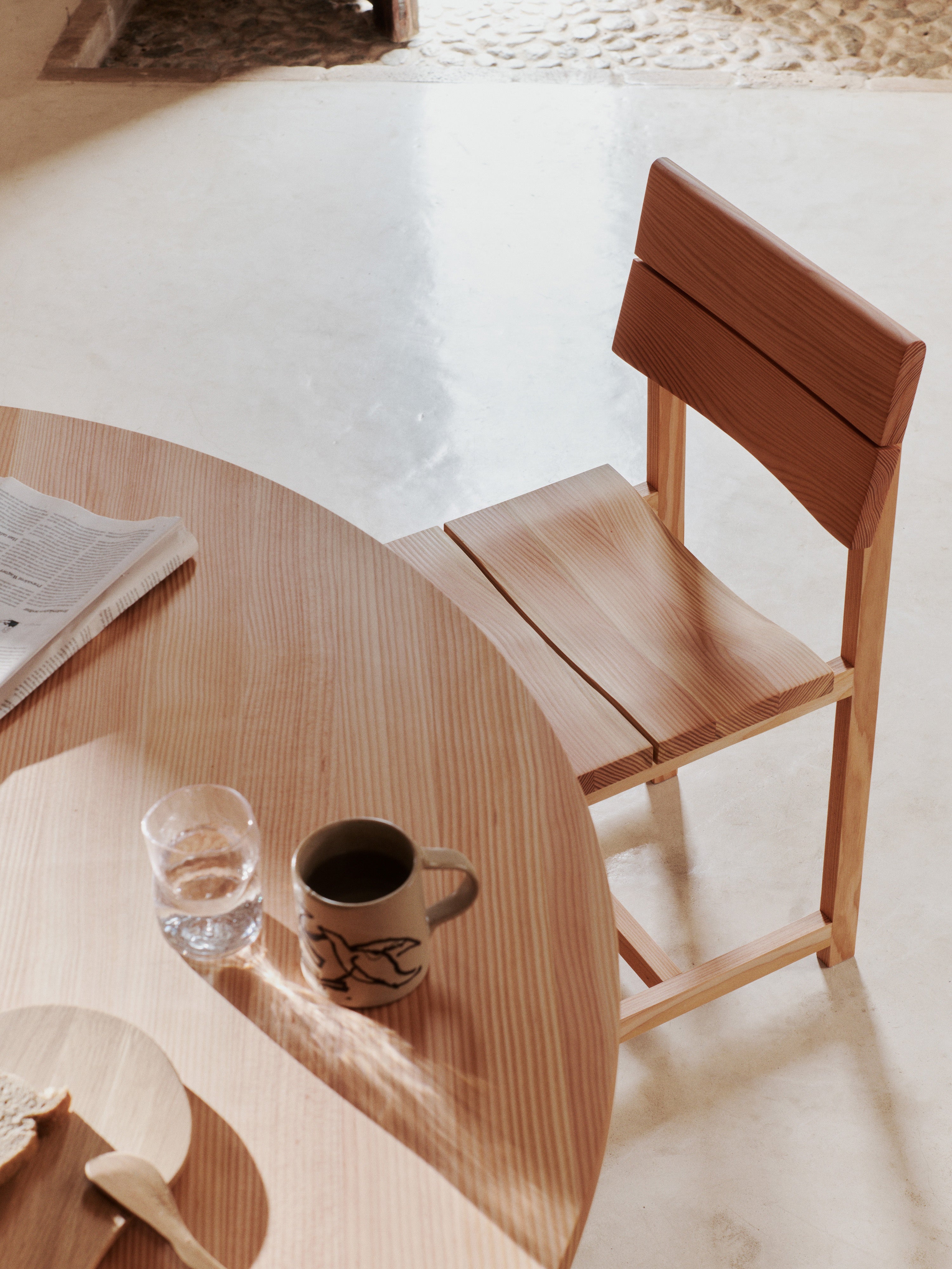 AUKKO Round Table Solid Douglas Fir