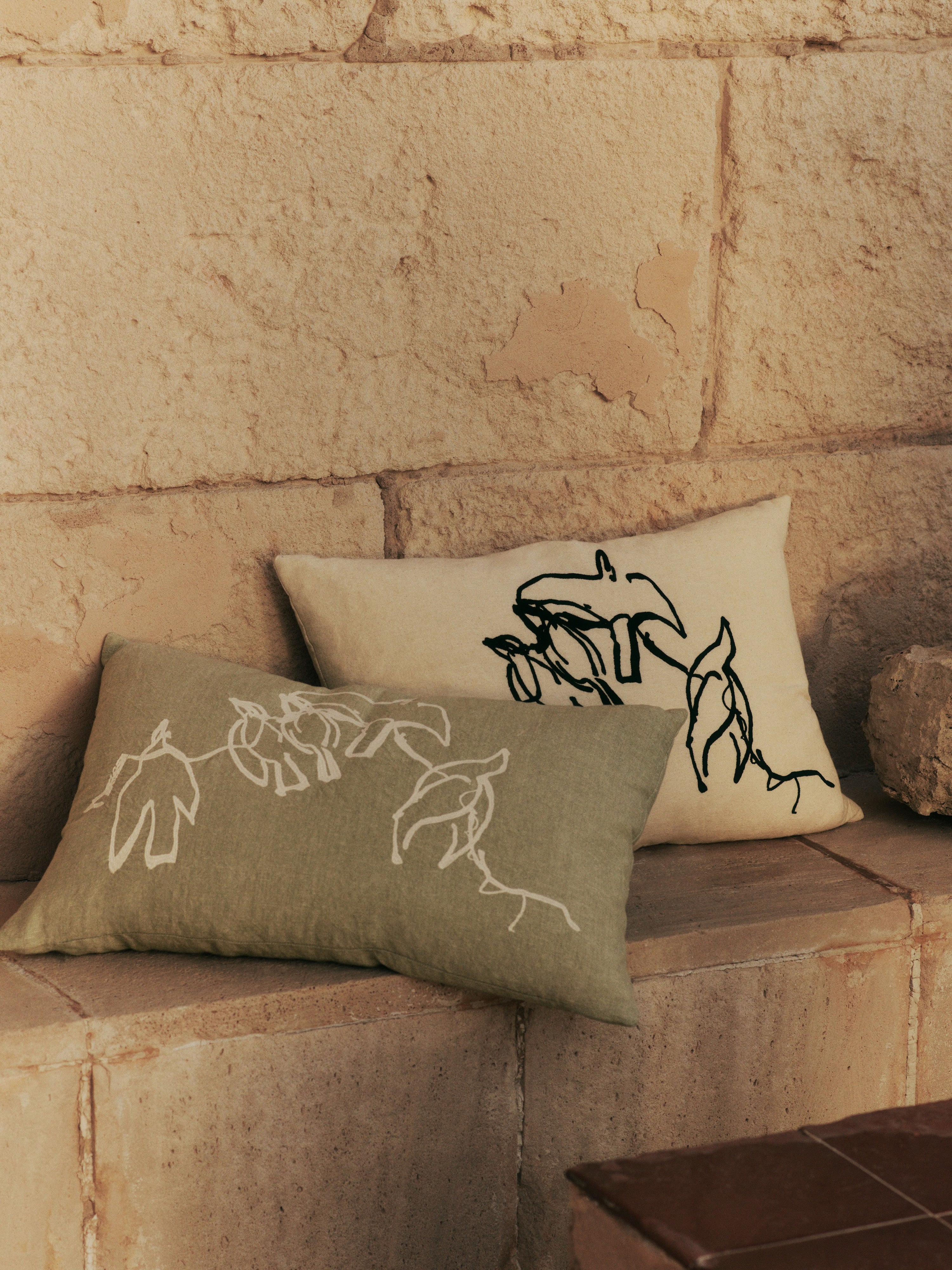 VUELO decorative pillow beige with black