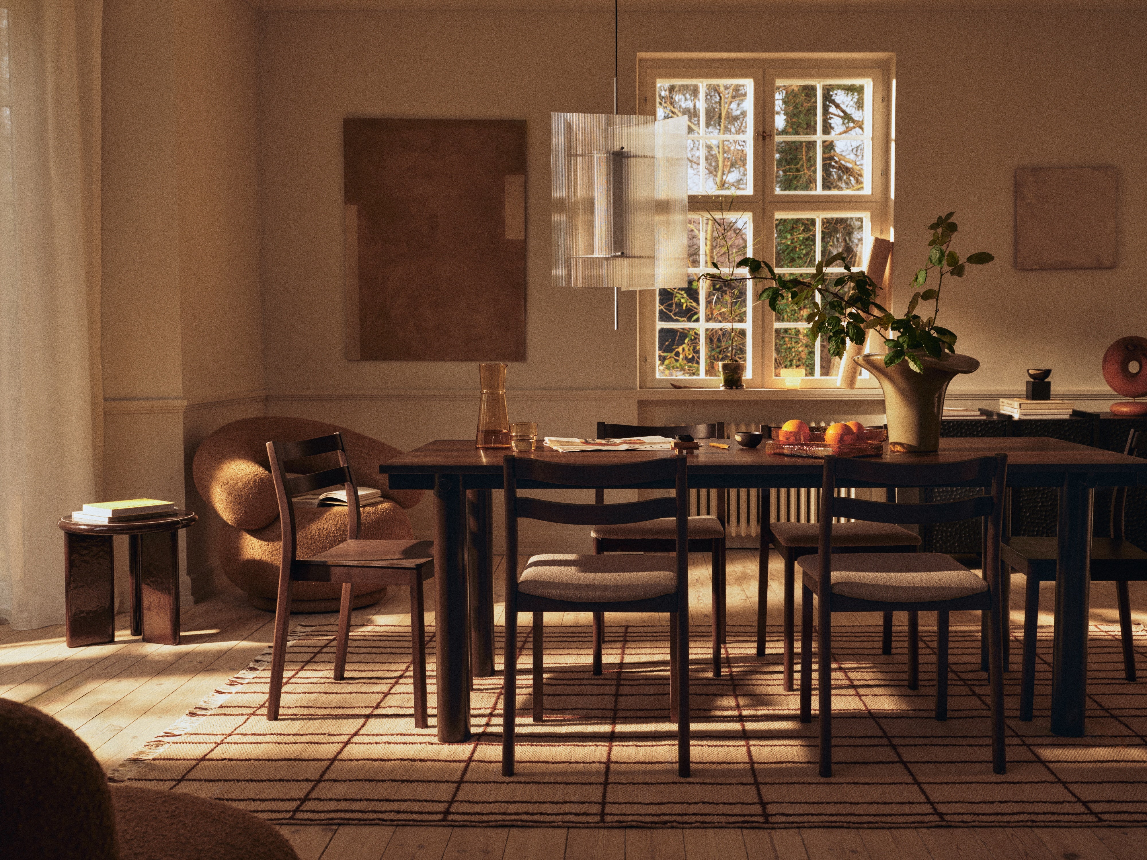 ATURA Table with Dark Oak Top and Chocolate Base