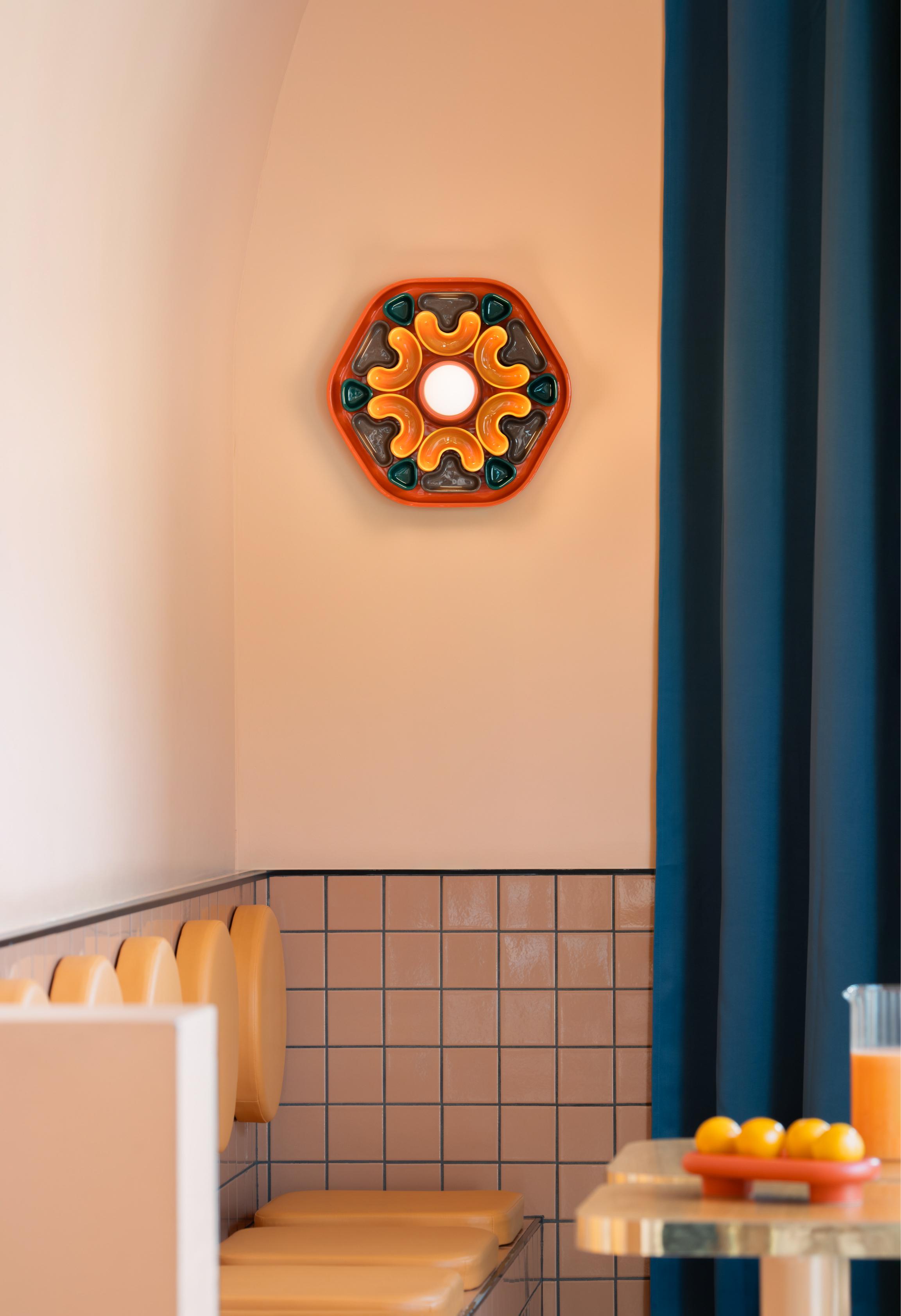 Wandleuchte PHYTIA aus Keramik in Blau mit Gelb, Orange und Braun