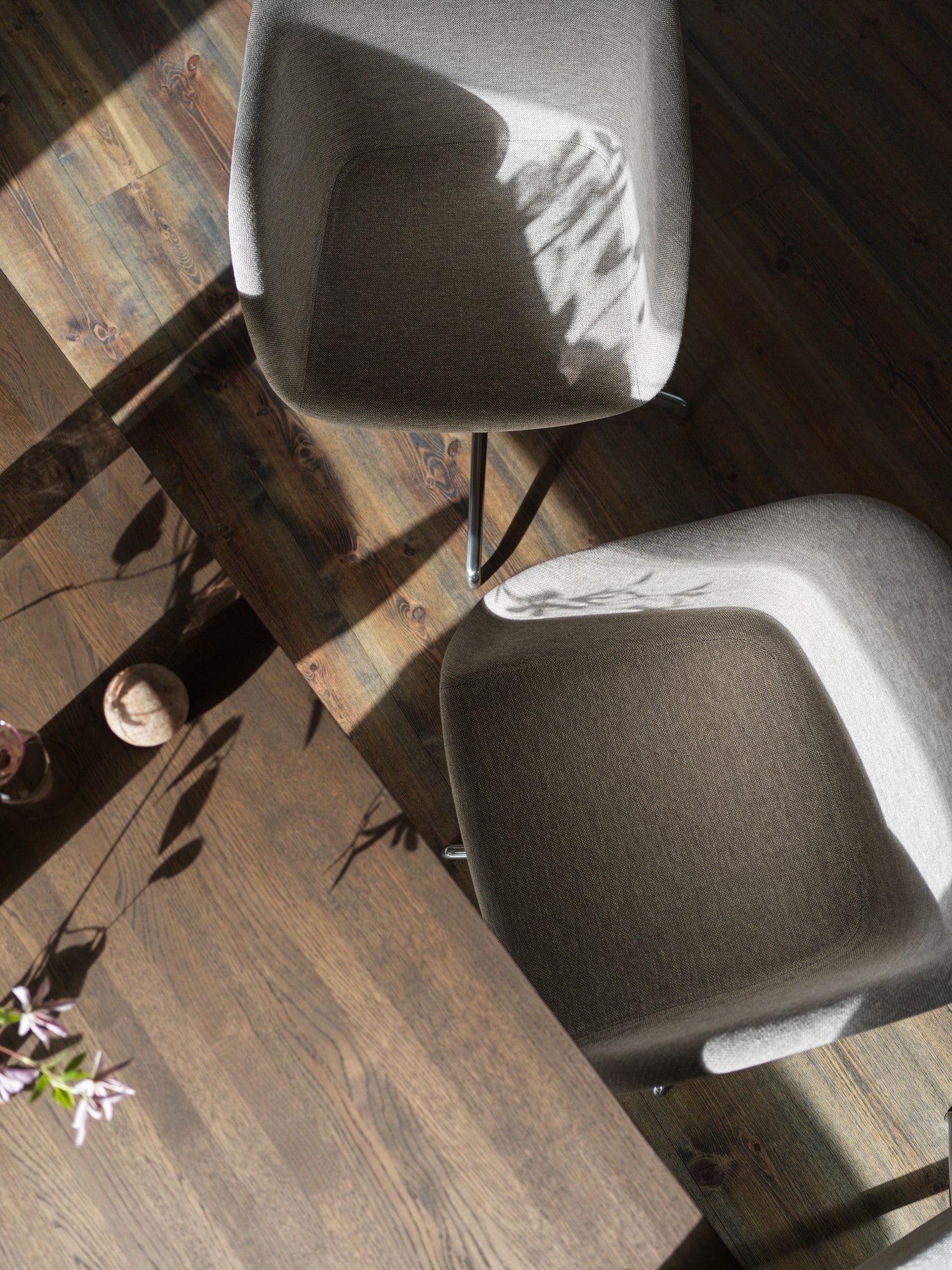 Table 70/70 dark oak wood with black base