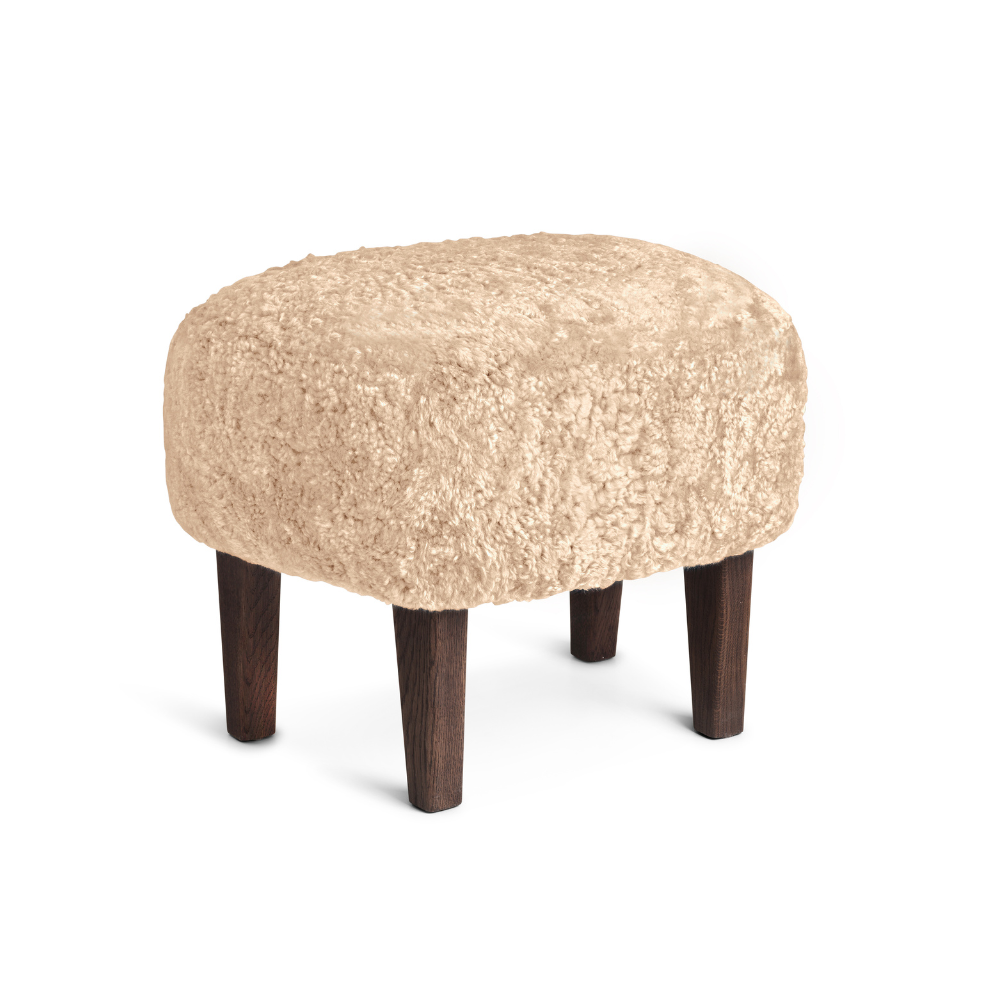 Fußhocker INGEBORG beige Schafsleder mit dunklem Eichenfuß