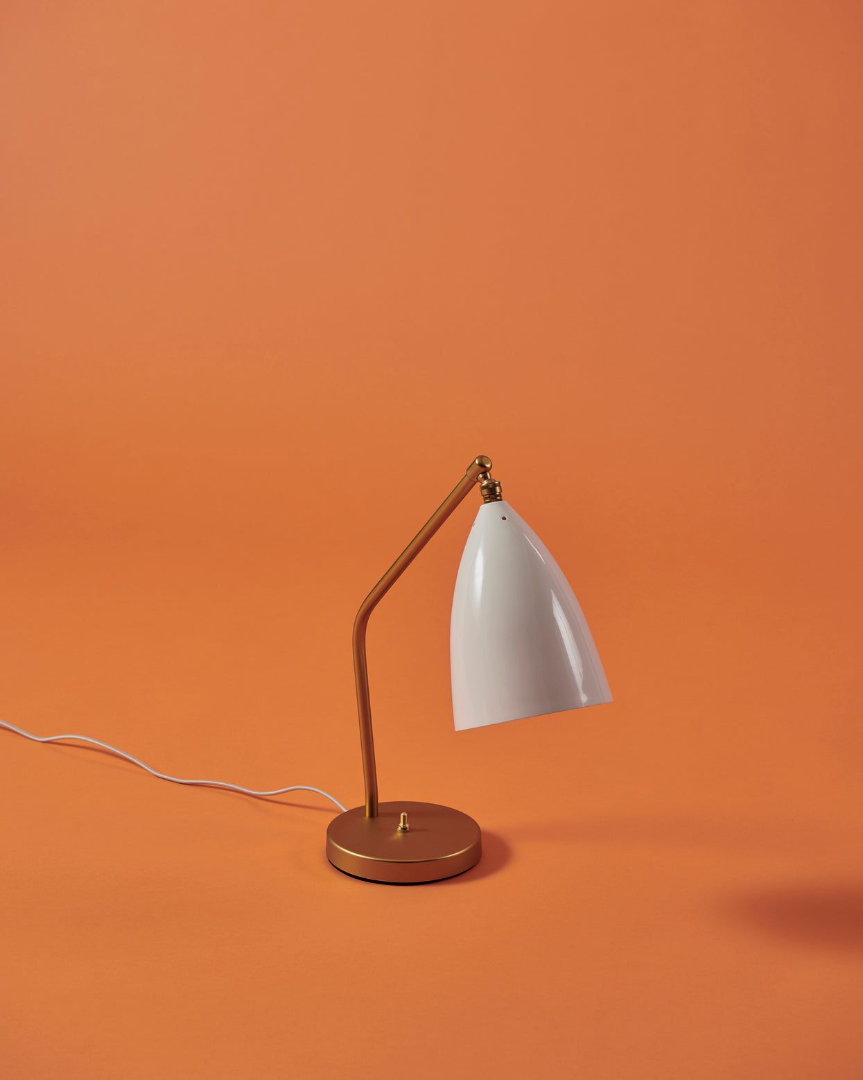 Tischlampe GRÄSHOPPA grauer Schirm mit goldenem Fuß