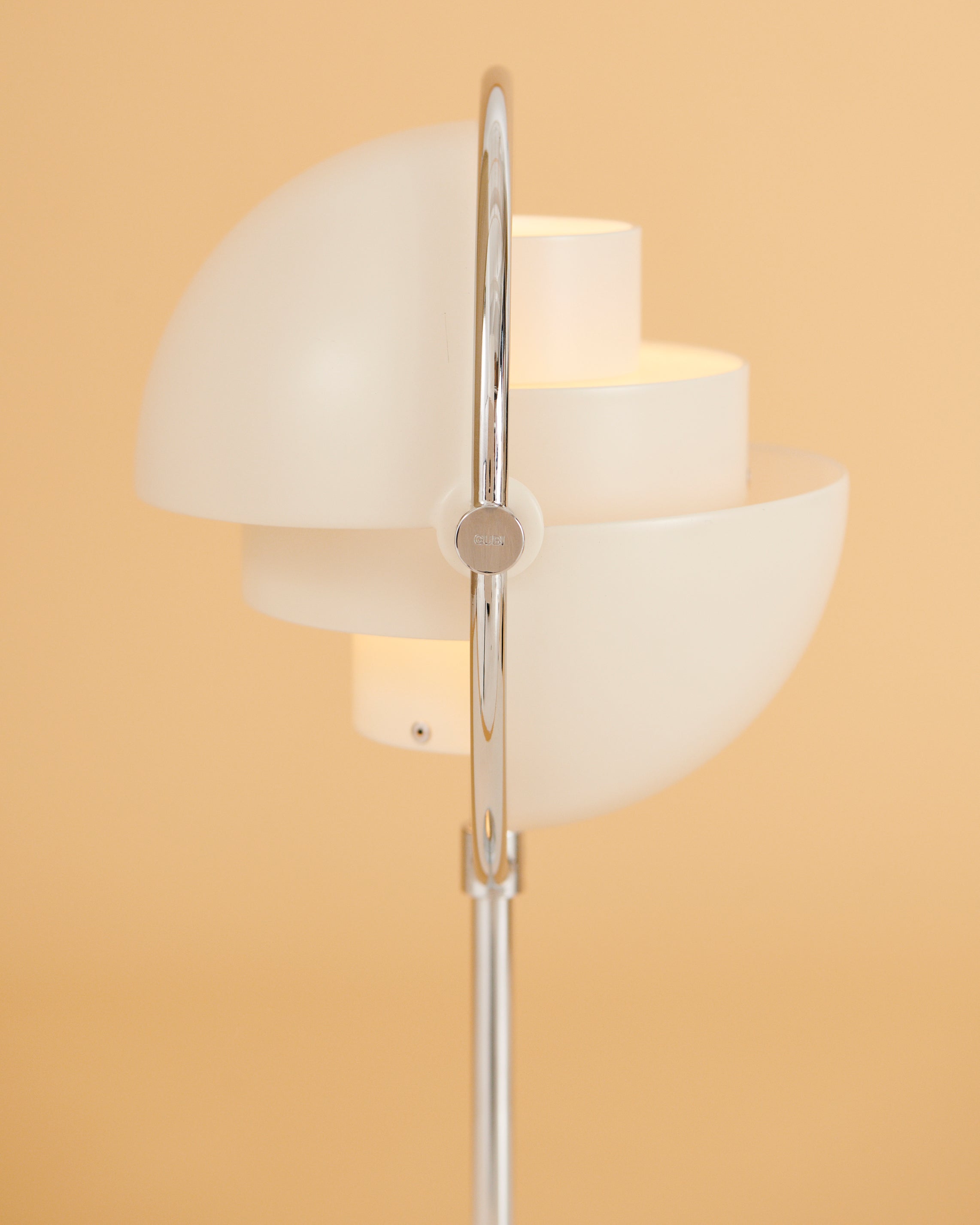 MULTI-LITE weiße tragbare Lampe mit Chromsockel