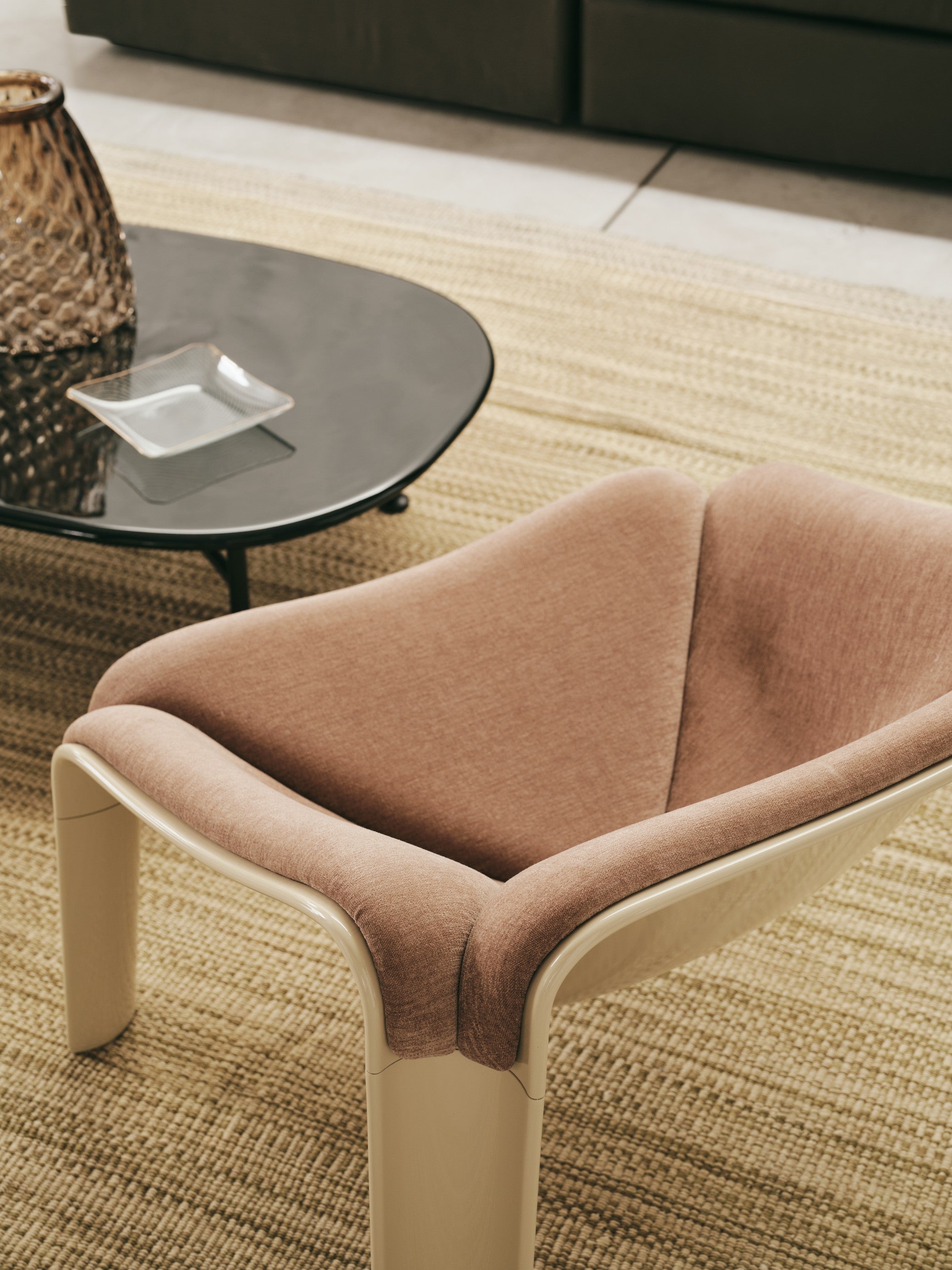 F300 Armchair white leather with cream base