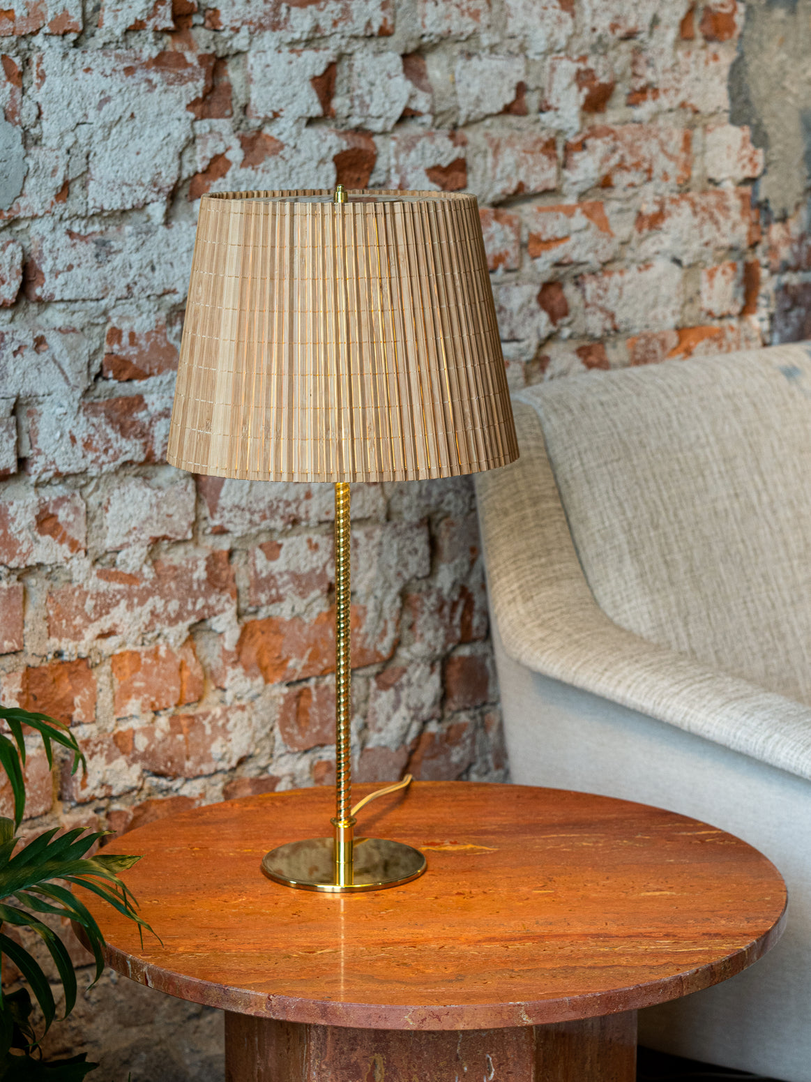 Tischlampe 9205 mit beigem Schirm und goldenem Fuß