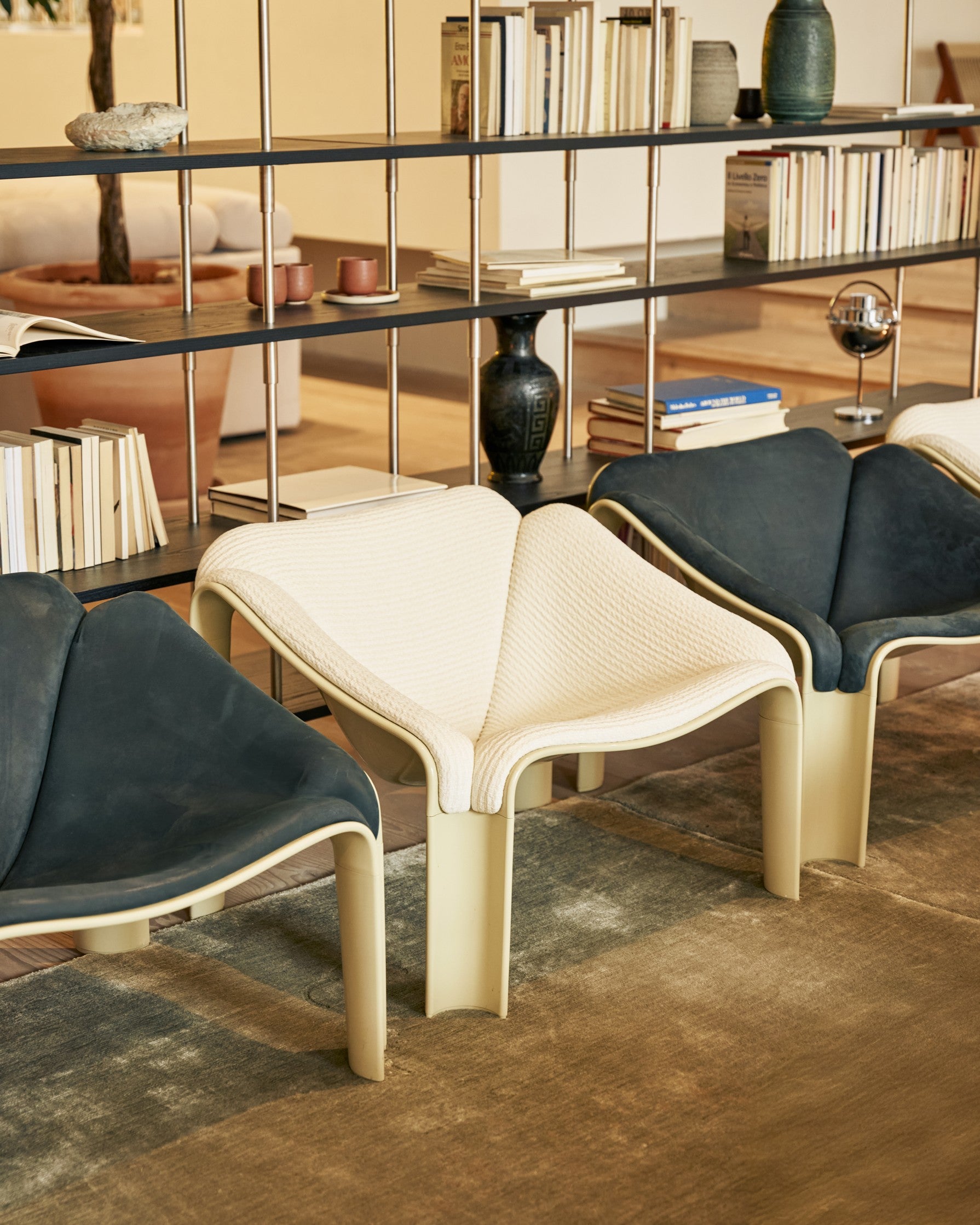 F300 Armchair white leather with cream base