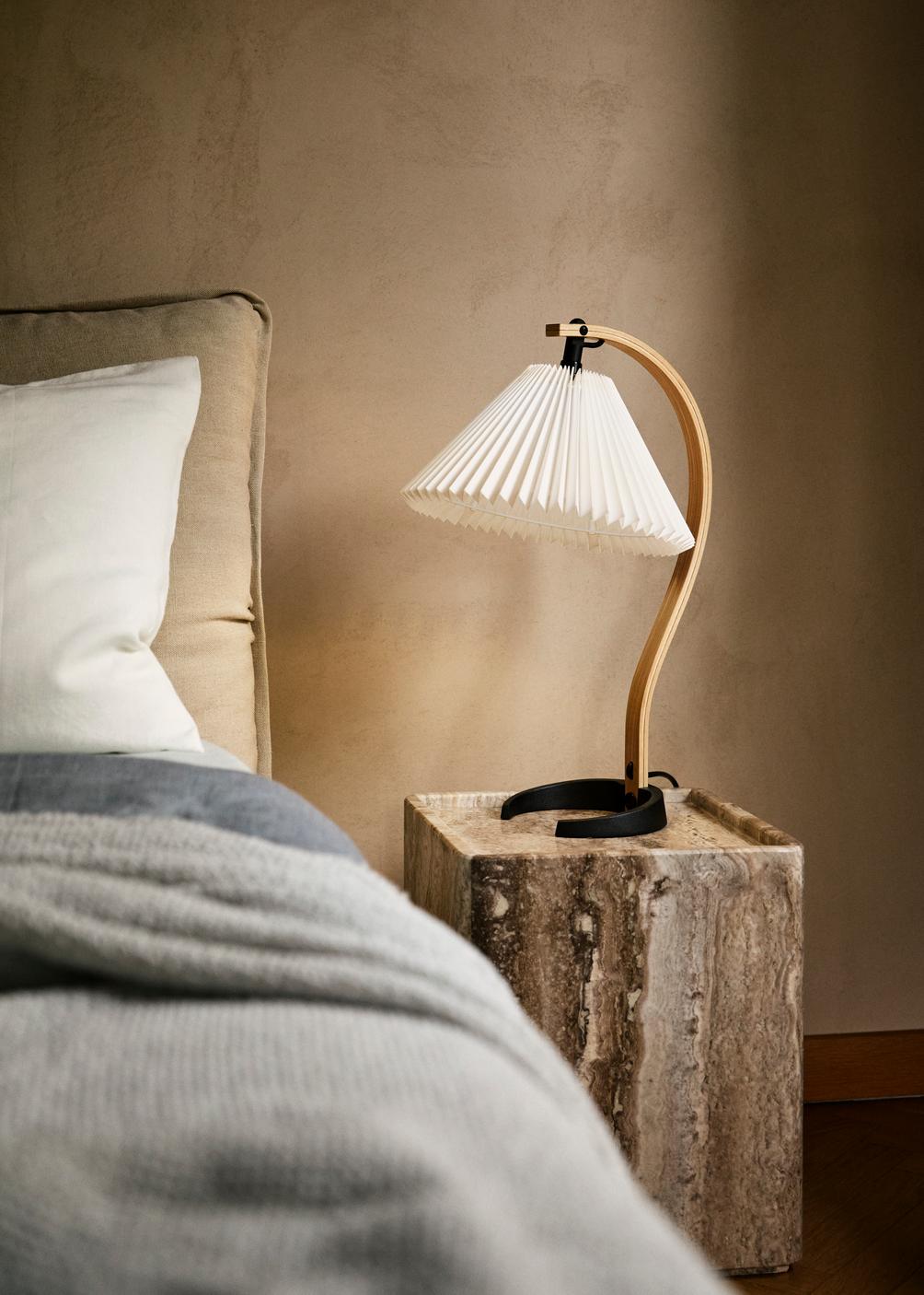 TIMBERLINE table lamp oak wood with white shade