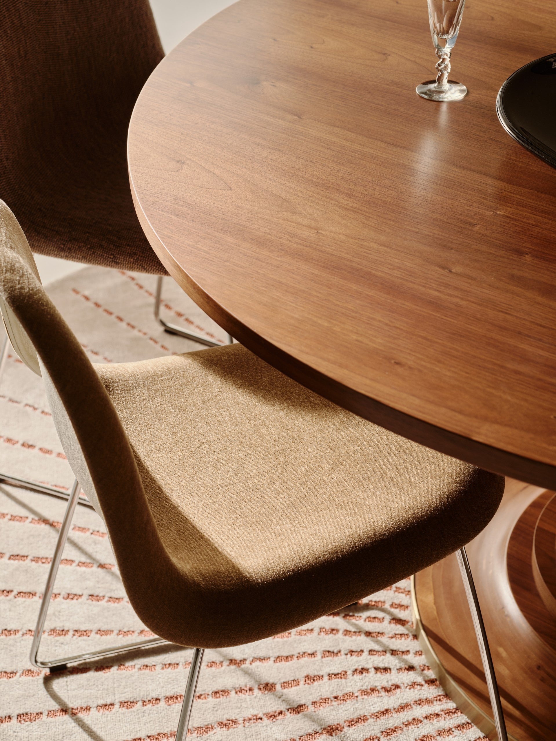 Round table TAVOLO walnut wood