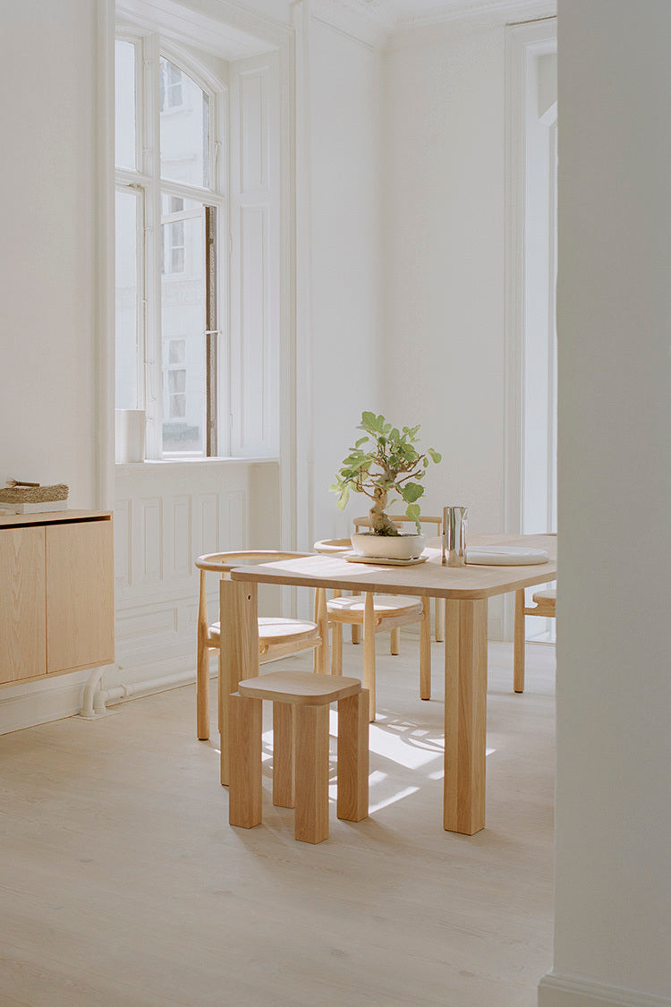 Oak Atlas Tisch