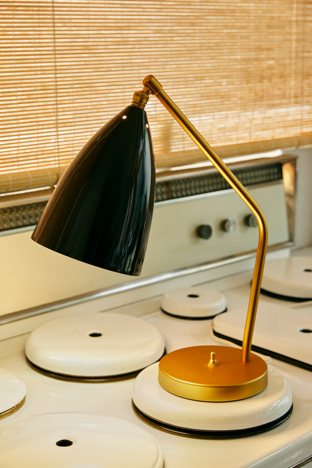 Tischlampe GRÄSHOPPA grauer Schirm mit goldenem Fuß