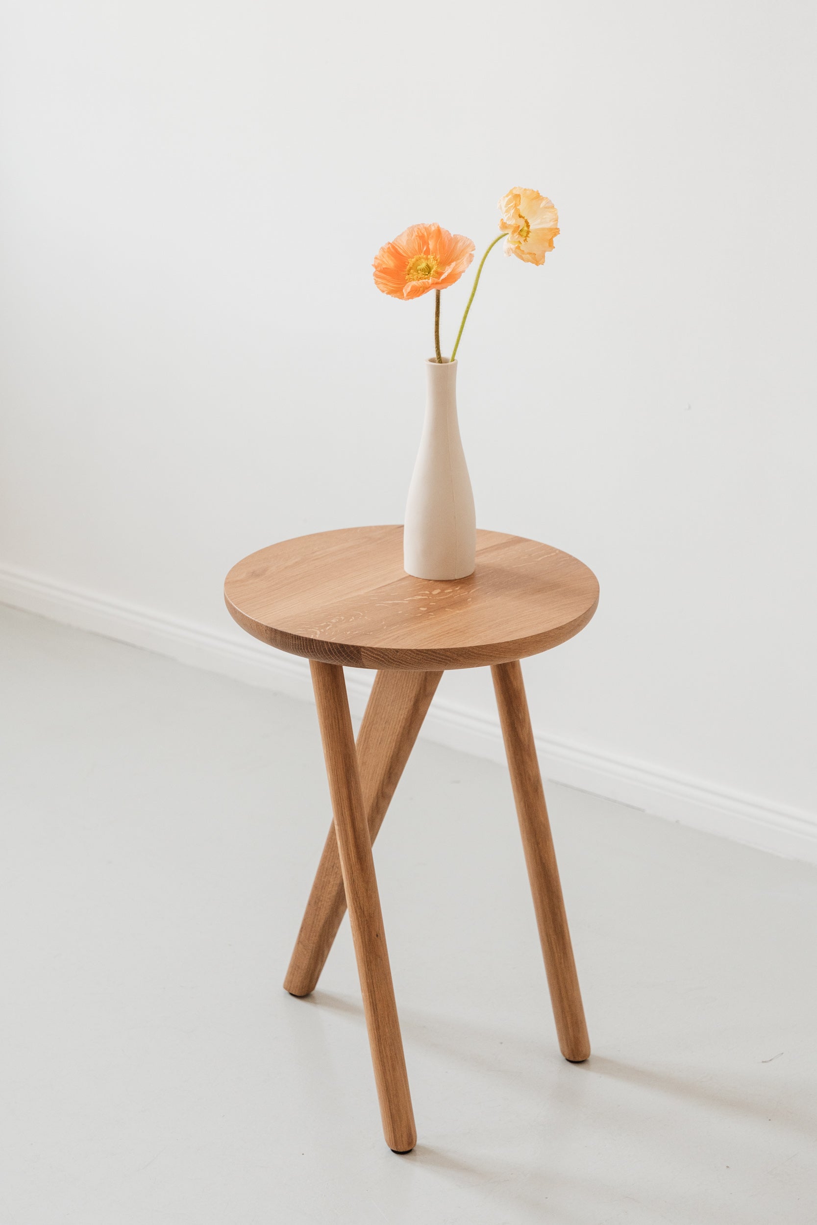 CARRIE Round Oak Side Table