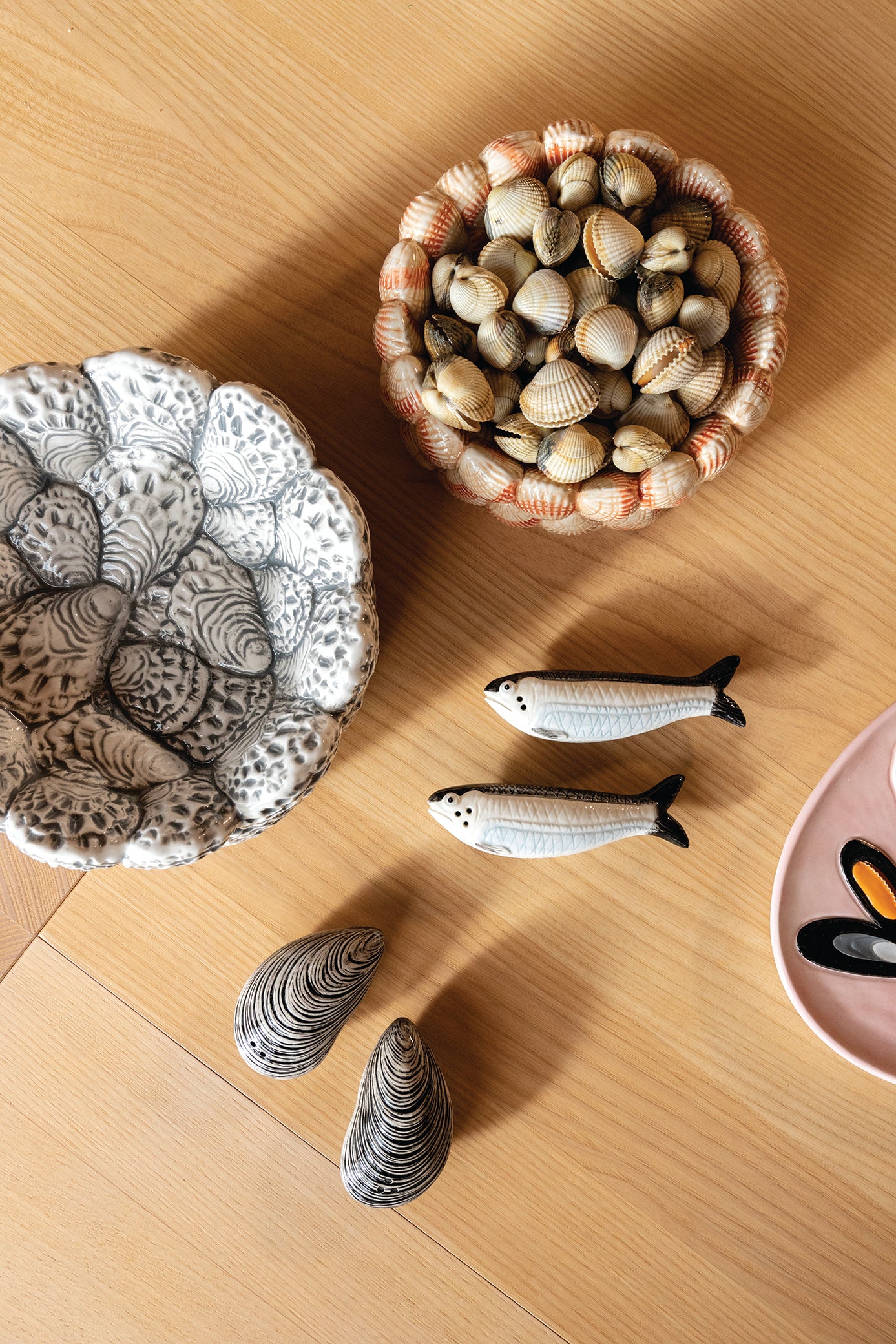 SARDINE salt shaker and pepper shaker white with black