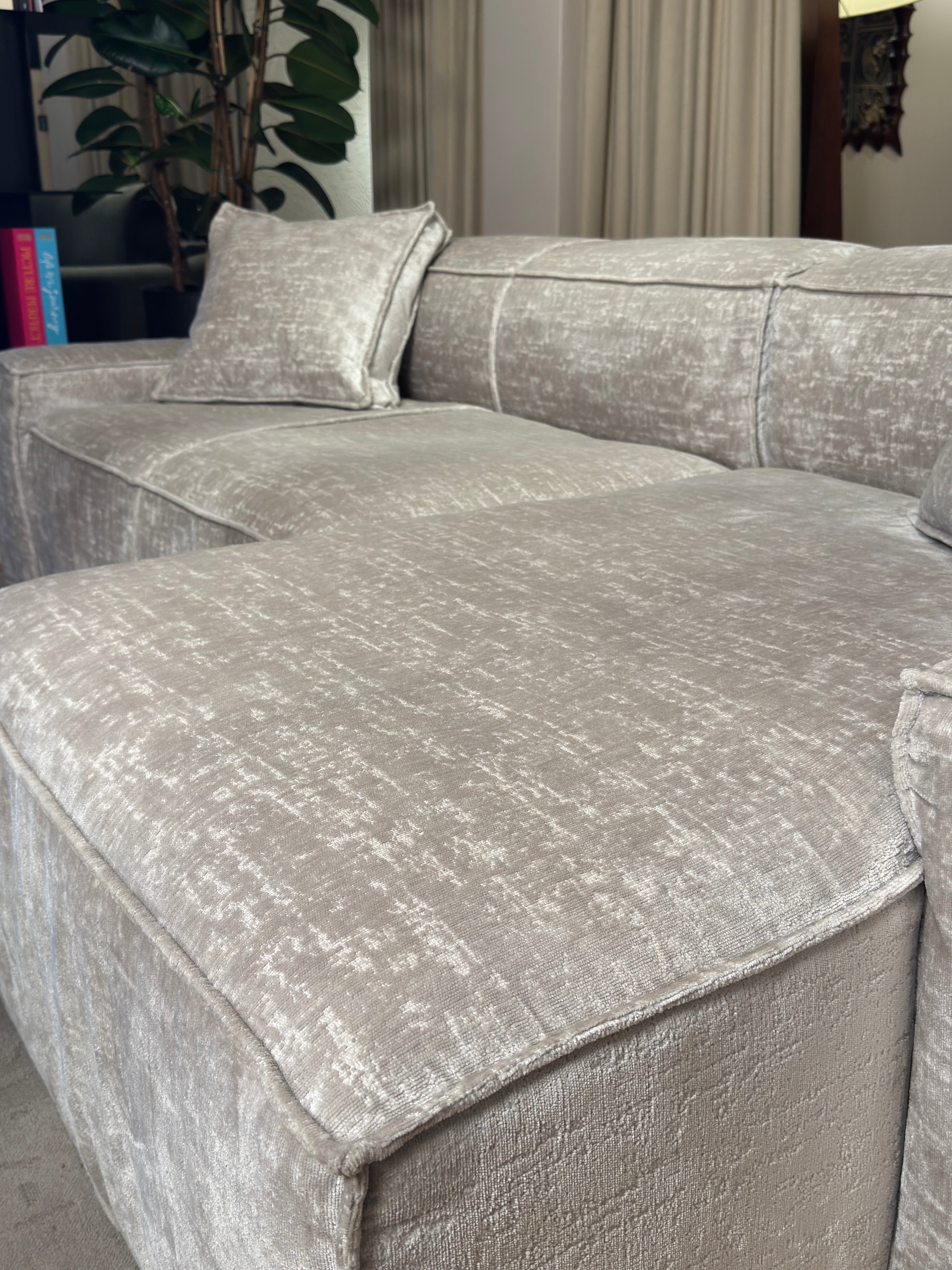 Corner sofa with 2 CUSHIONS in gray Smeraldo fabric - display model