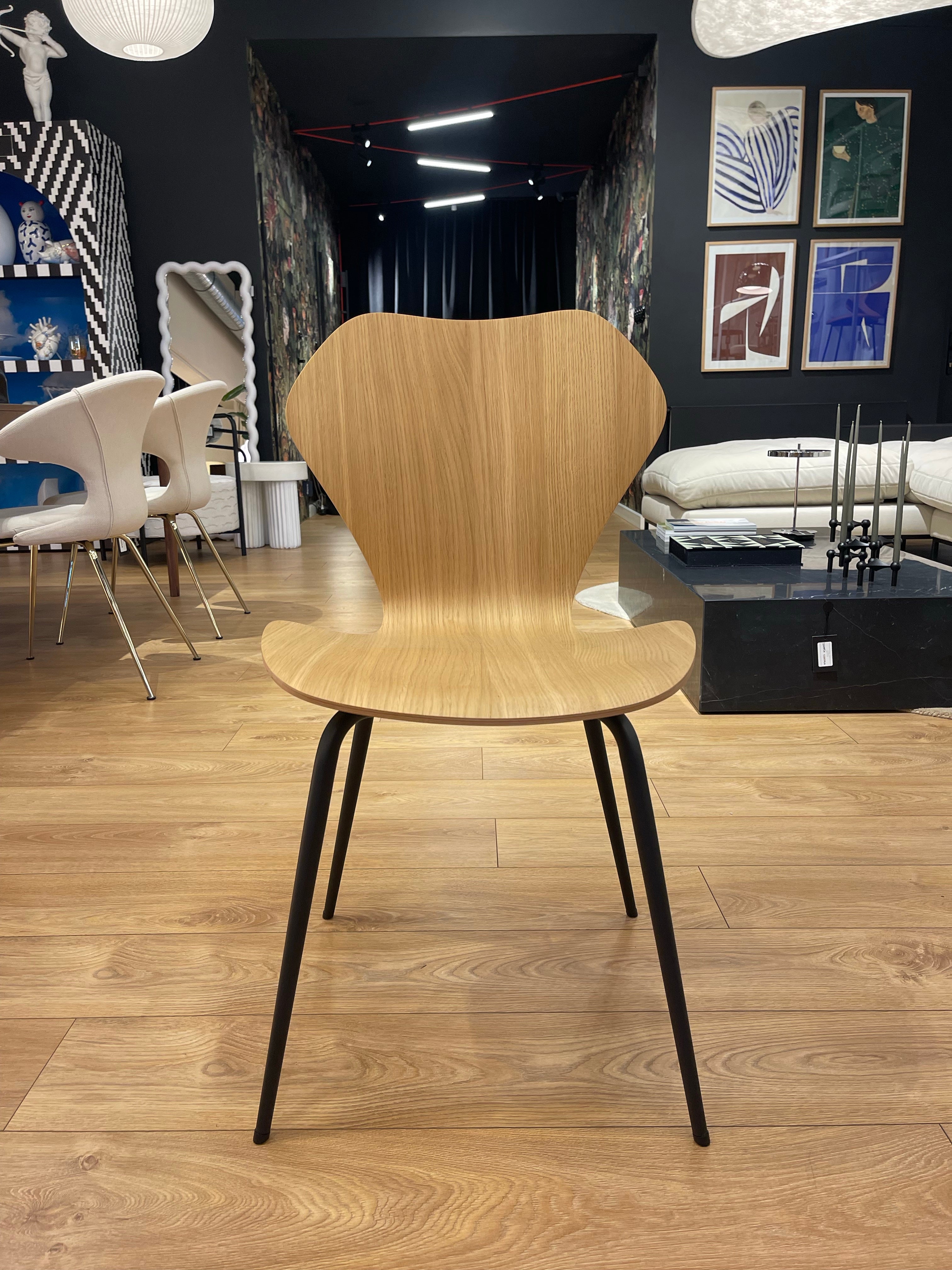 KA237 CLASSIC Chair in natural oak with a black base - display model