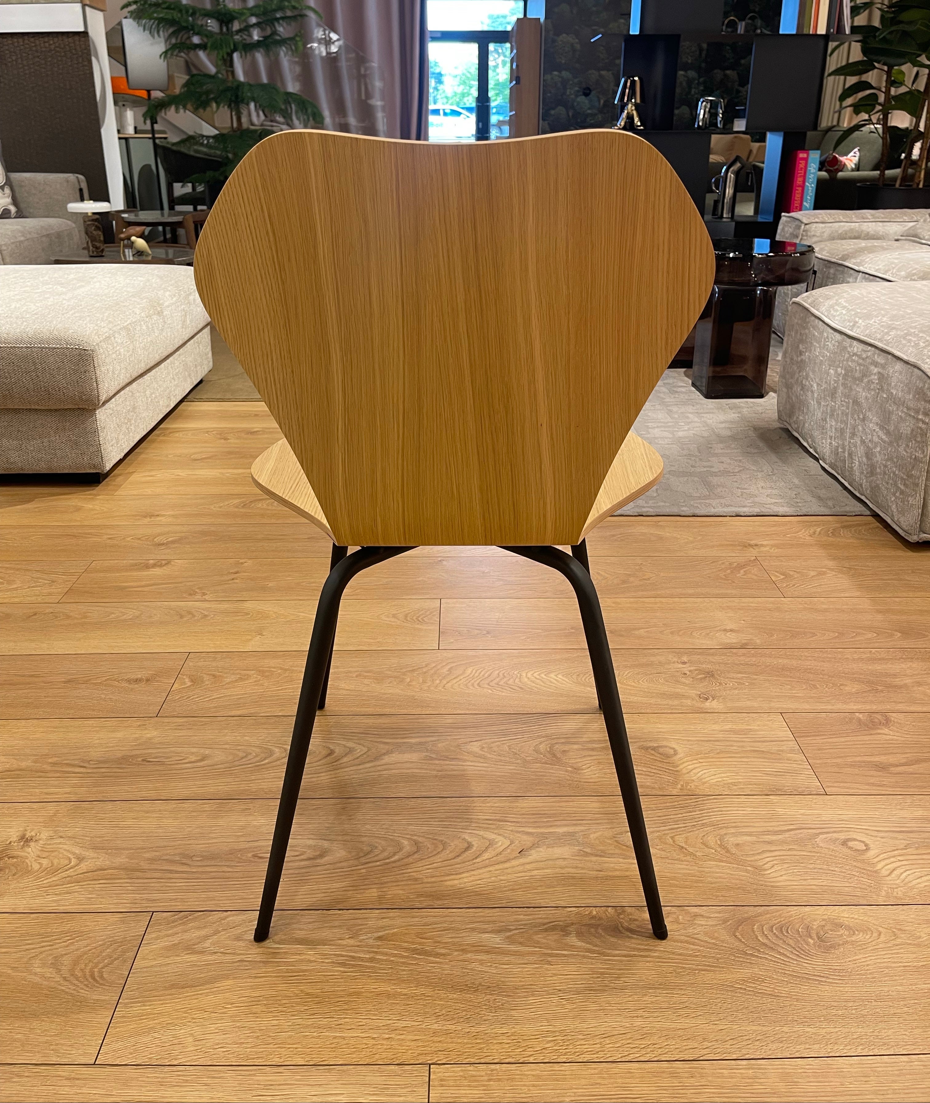KA237 CLASSIC Chair in natural oak with a black base - display model