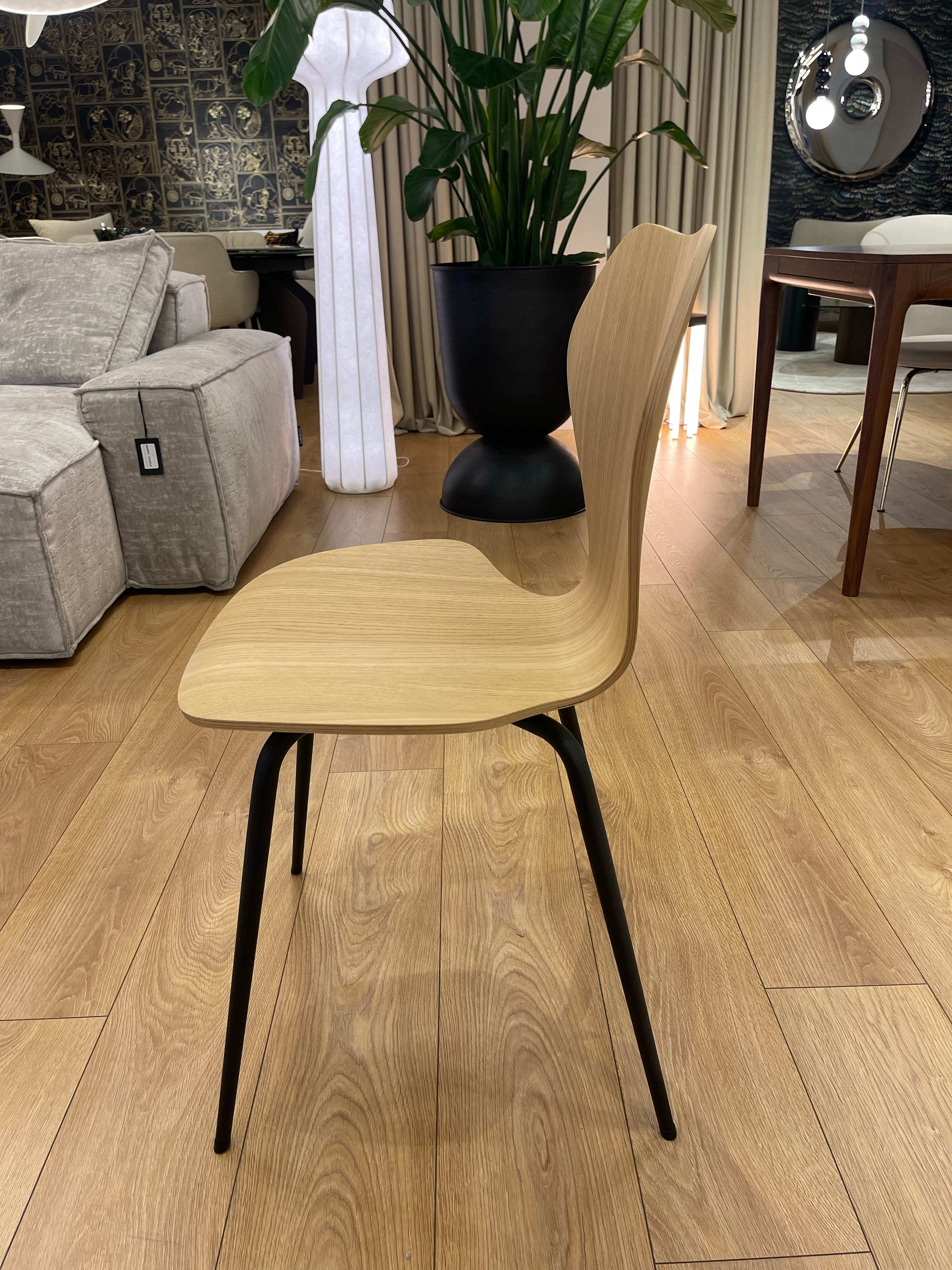 KA237 CLASSIC Chair in natural oak with a black base - display model