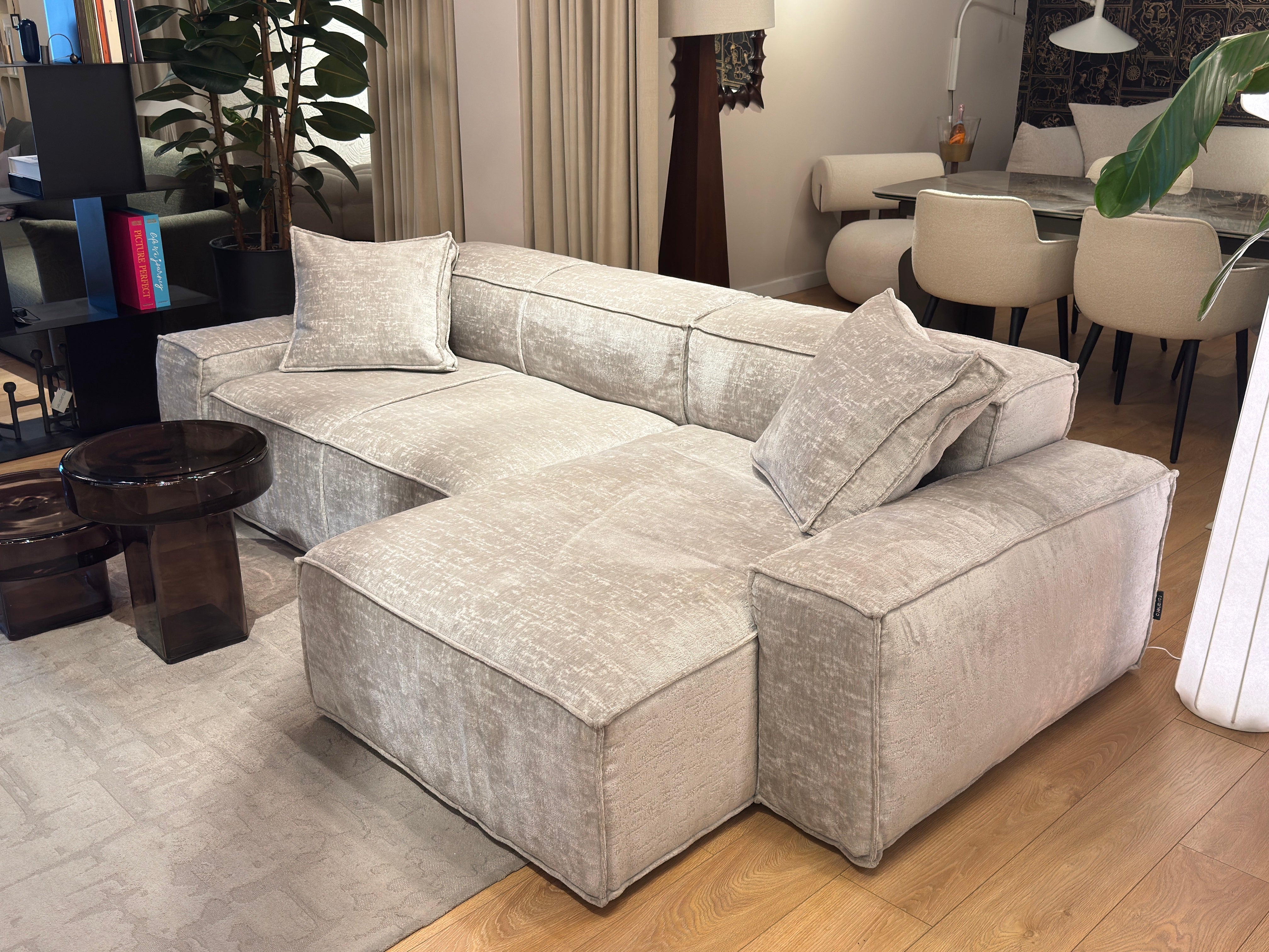 Corner sofa with 2 CUSHIONS in gray Smeraldo fabric - display model