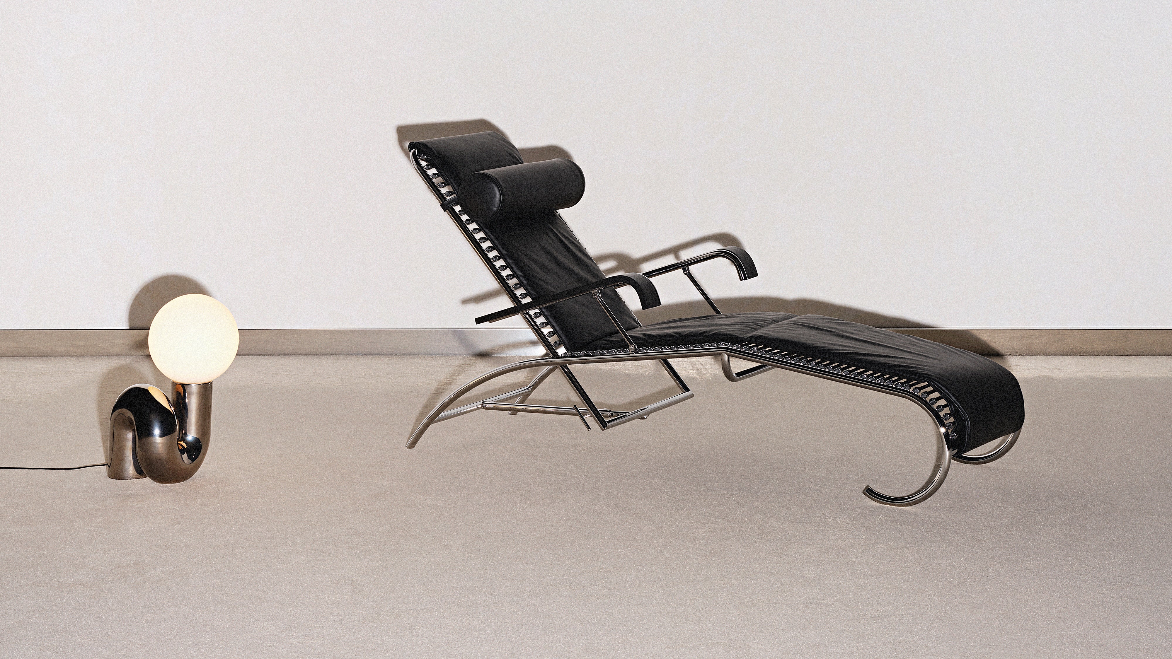 SANDOWS N°114 Black Daybed with Steel Base