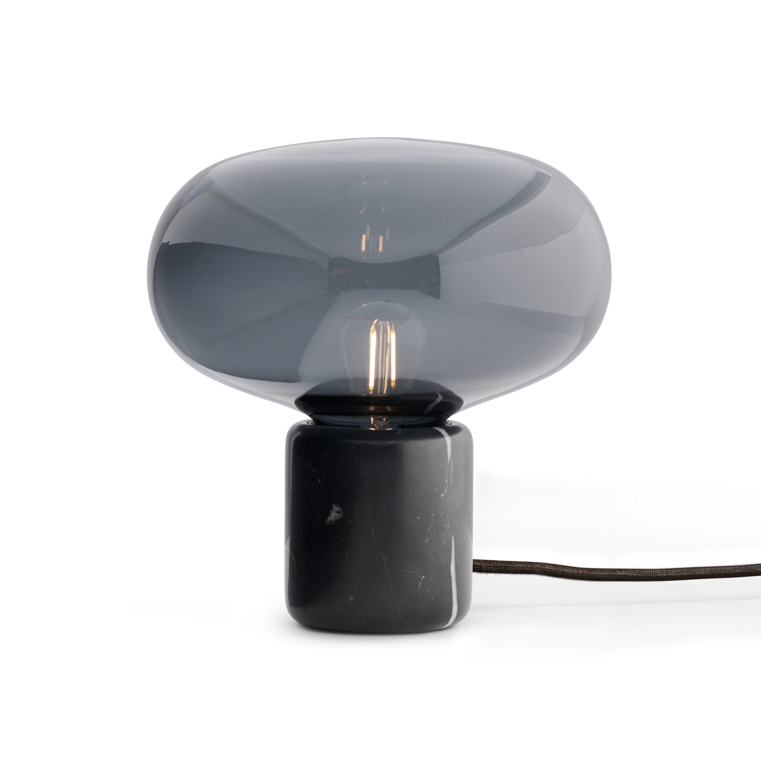 Karl-Johan Tischlampe geräuchertes Glas mit einer schwarzen Marmorbasis