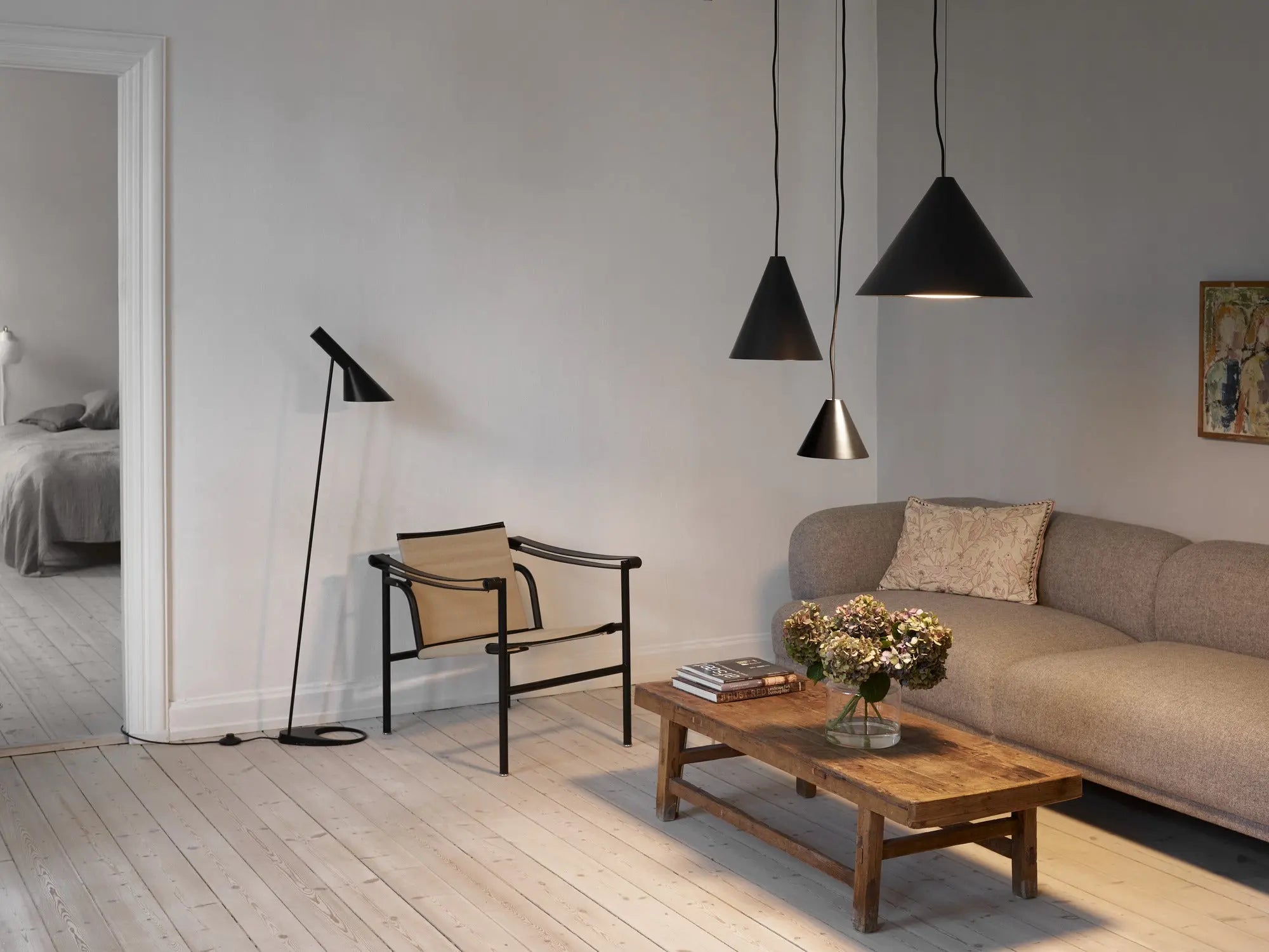 Lampa podłogowa AJ czarny – Louis Poulsen