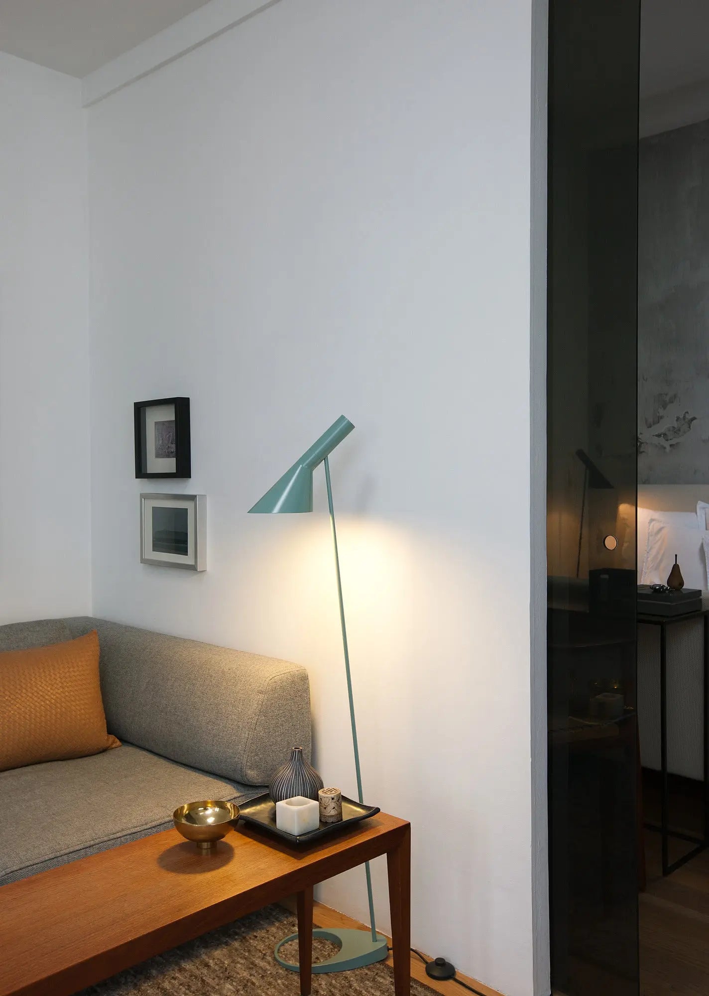 Lampa podłogowa AJ brudny niebieski, marka Louis Poulsen