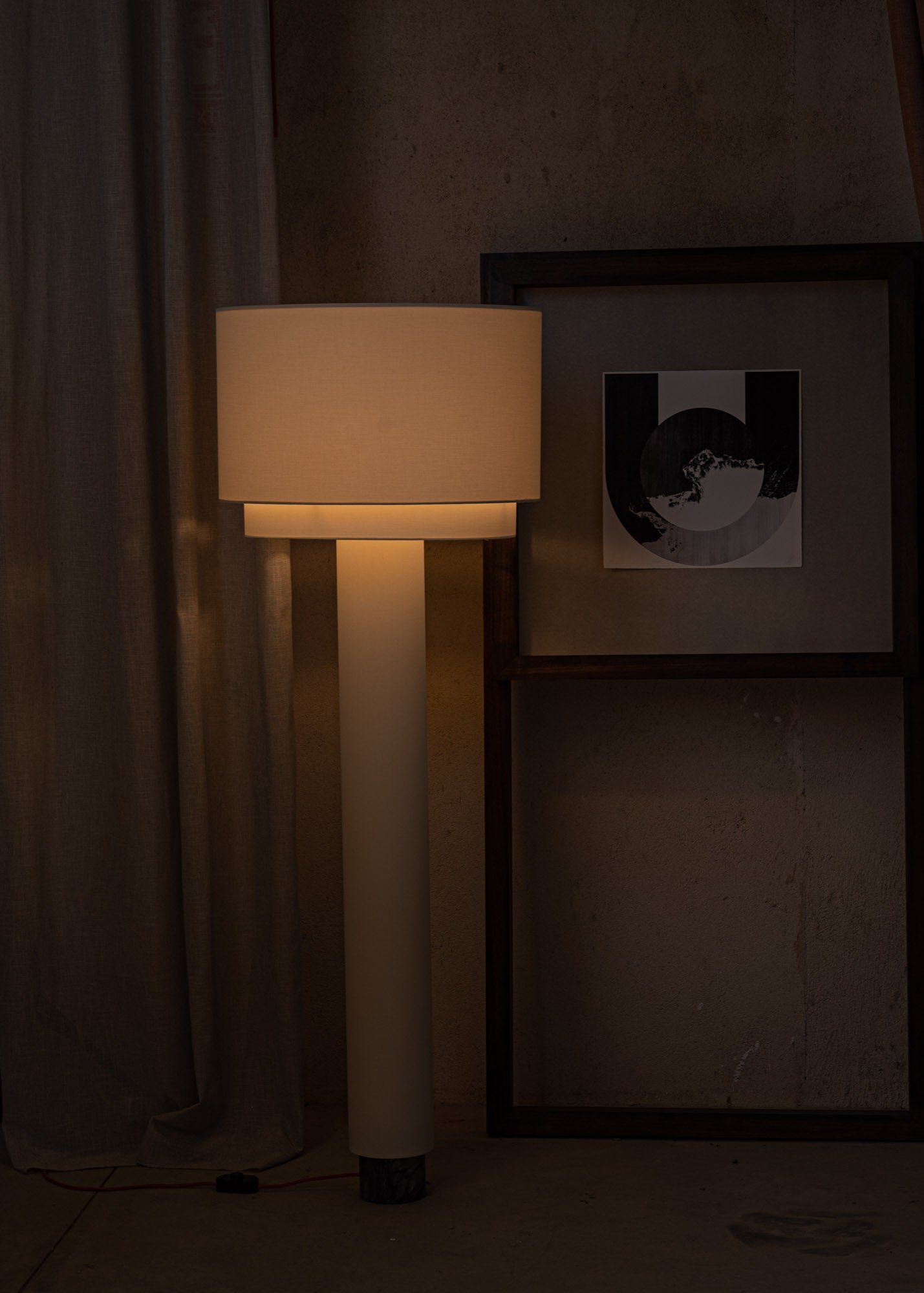 KOLUMNO Beige Floor Lamp with Black Marble