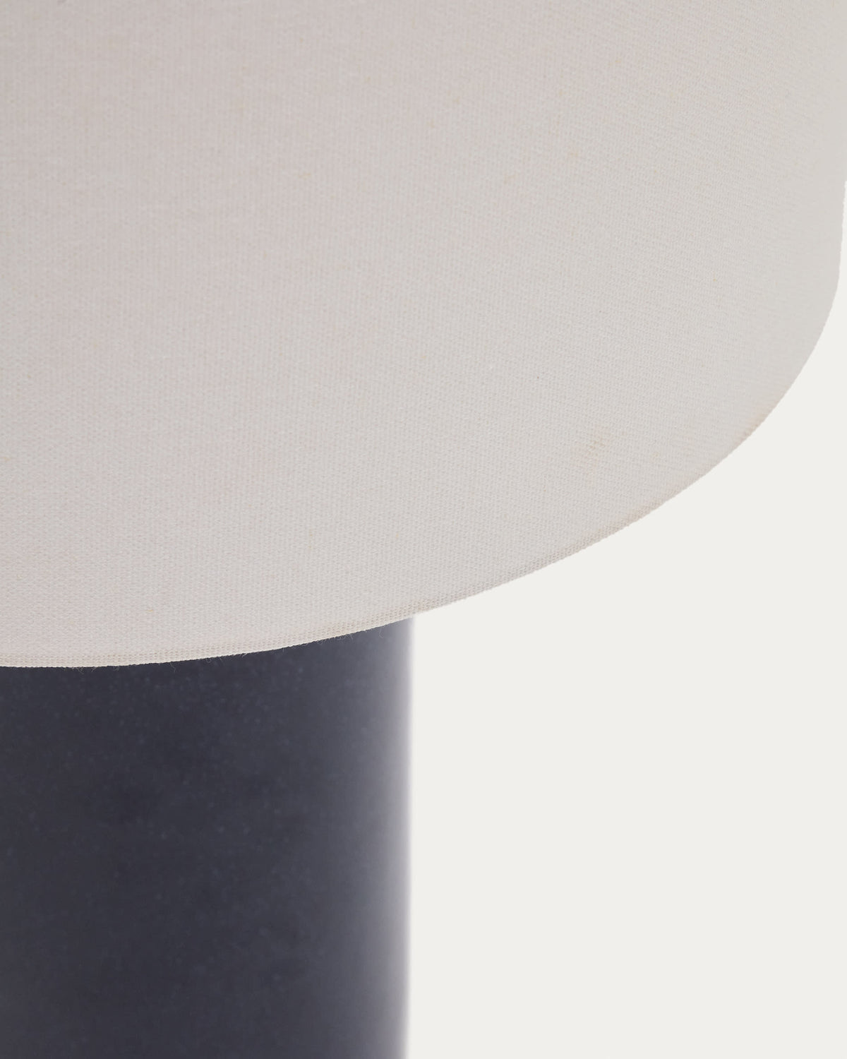 Lampa stołowa TONERIC niebieski ceramika z bawełnianym abażurem – ujęcie 5