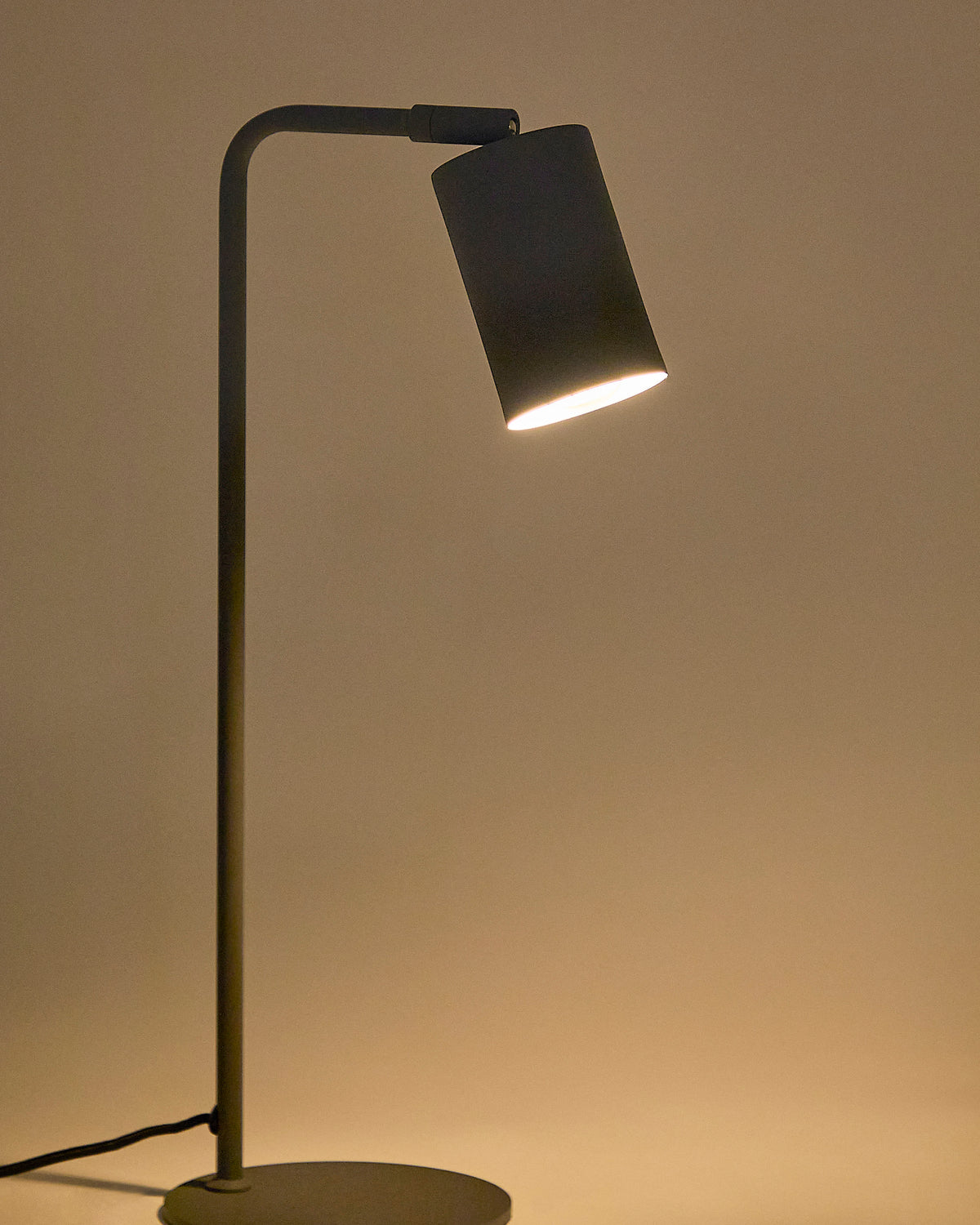 Lampa biurkowa MANIE czarny metal z efektem żeliwa – ujęcie 5