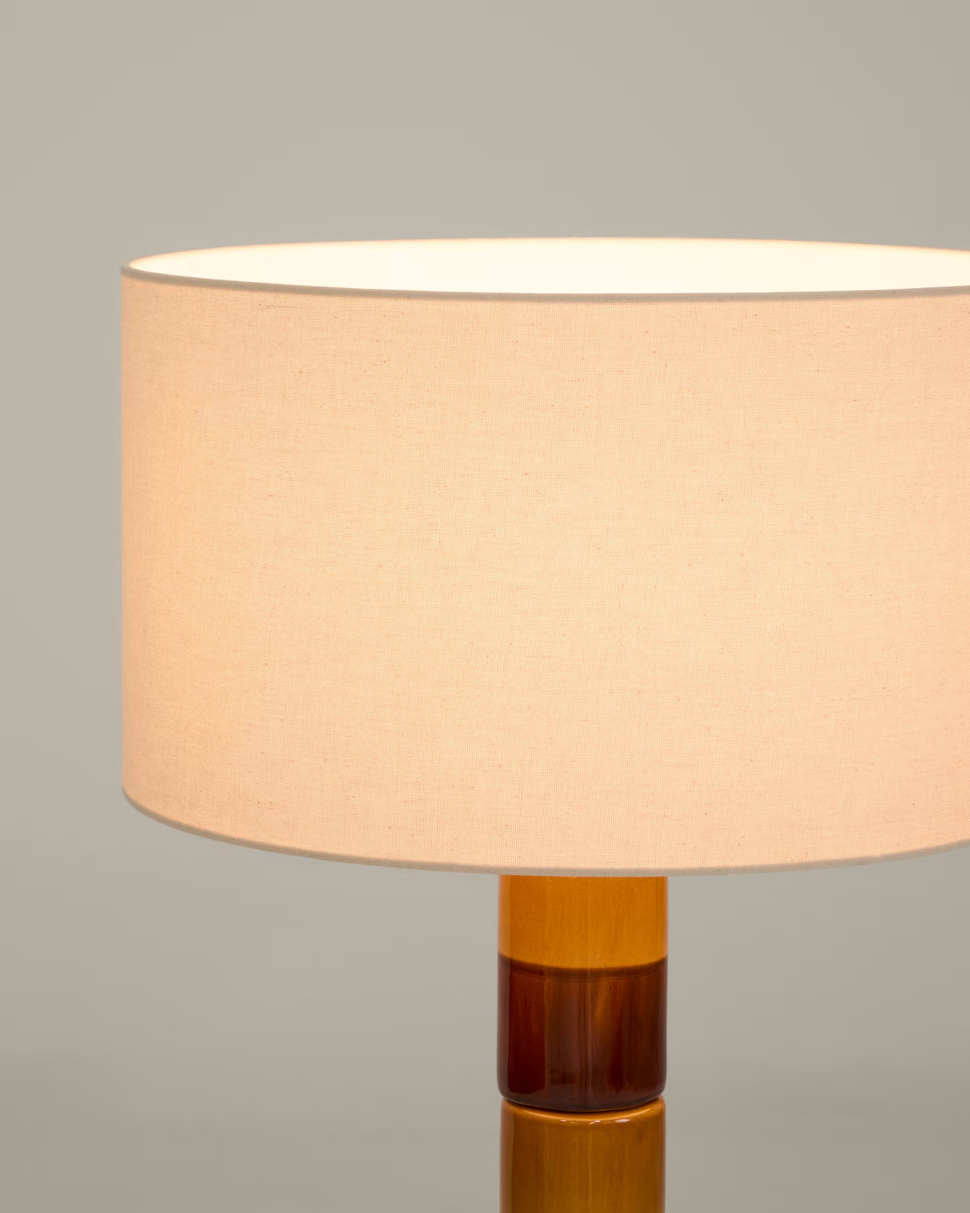 Stehlampe MAVRAN braun mit senfgelbem