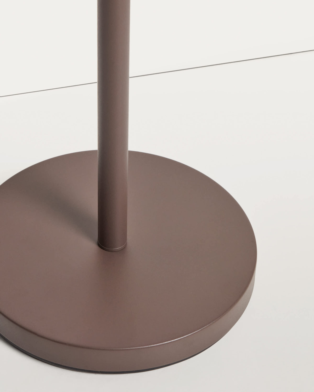 Lampa podłogowa NAVAT brązowy postarzany metal z bawełnianym abażurem – ujęcie 6