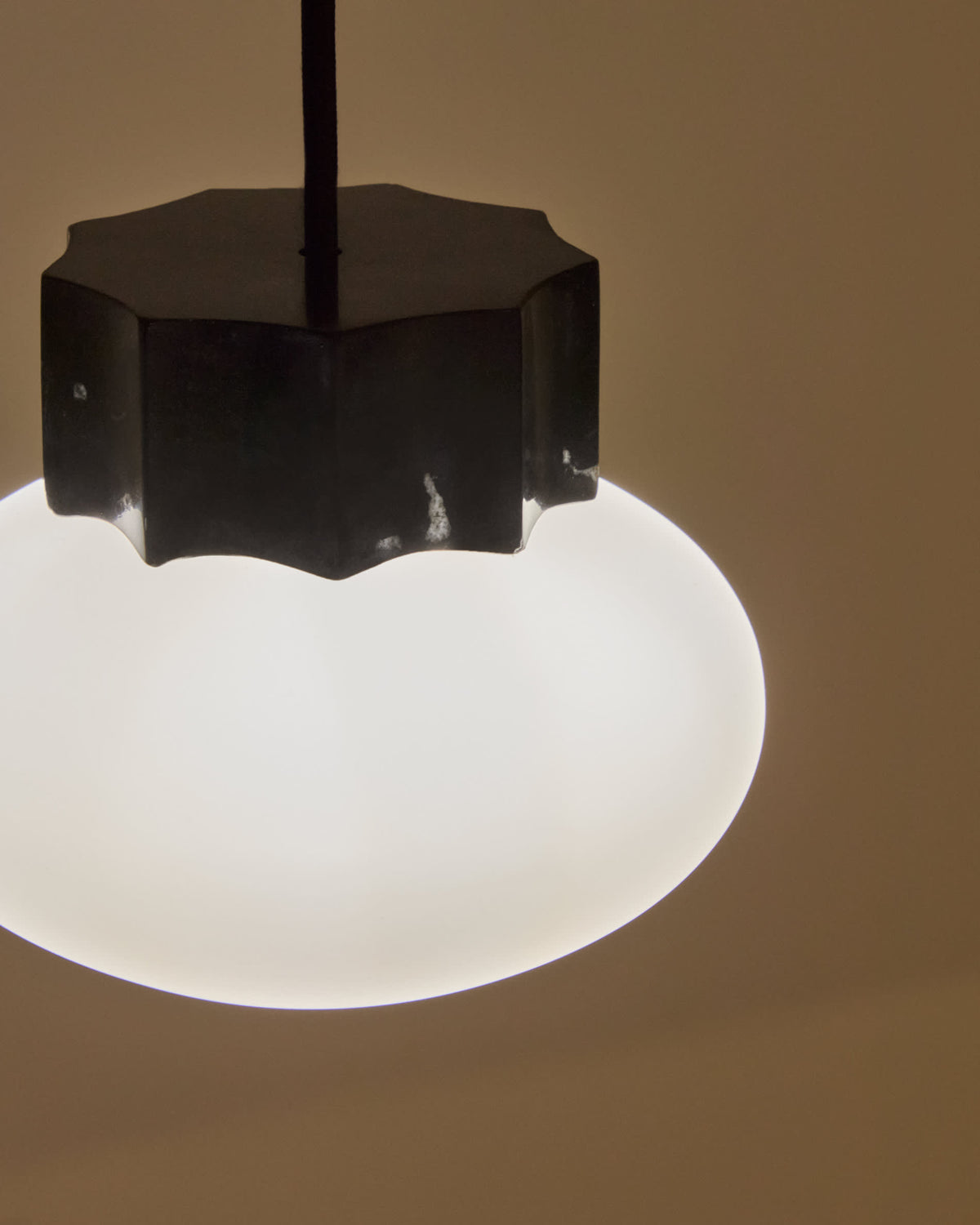 Lampa wisząca IDELA czarny marmur i przydymione szkło – ujęcie 2