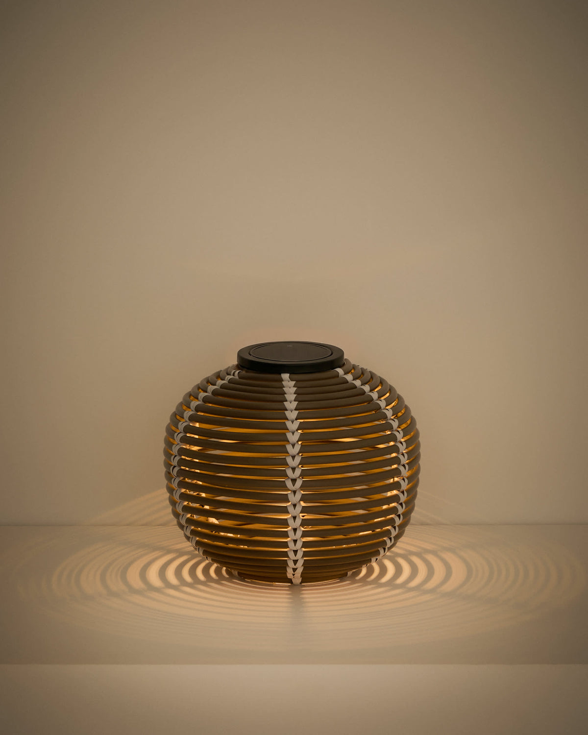 Lampa stołowa ogrodowa solarna LED GAROINA taupe rattan syntetyczny – ujęcie 8