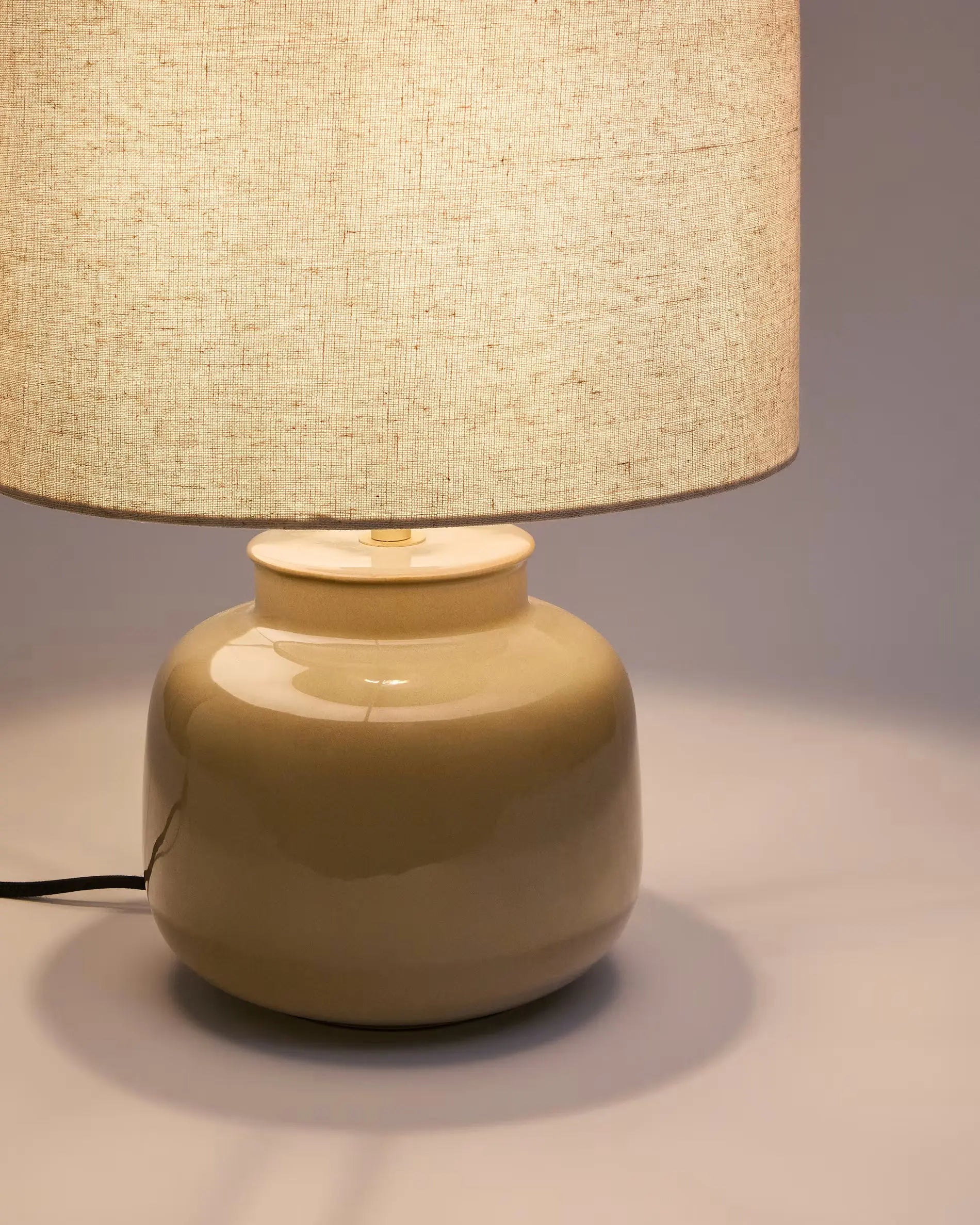 Lampa stołowa TAY beżowy klosz z zieloną podstawą – styl nowoczesny