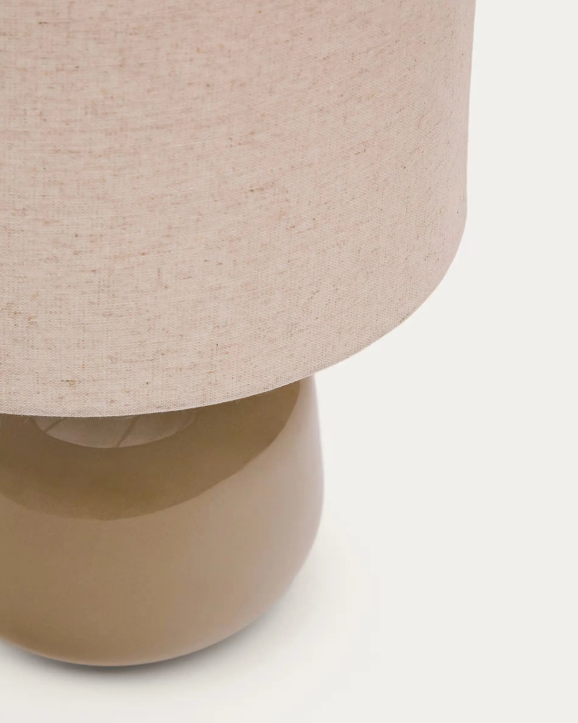 Lampa stołowa TAY beżowy klosz z zieloną podstawą, marka Kave Home