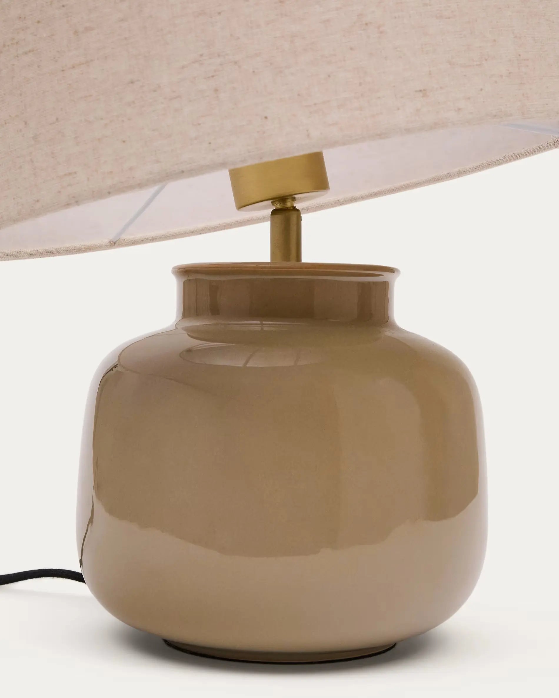 Lampa stołowa TAY beżowy klosz z zieloną podstawą – ceramika, Kave Home