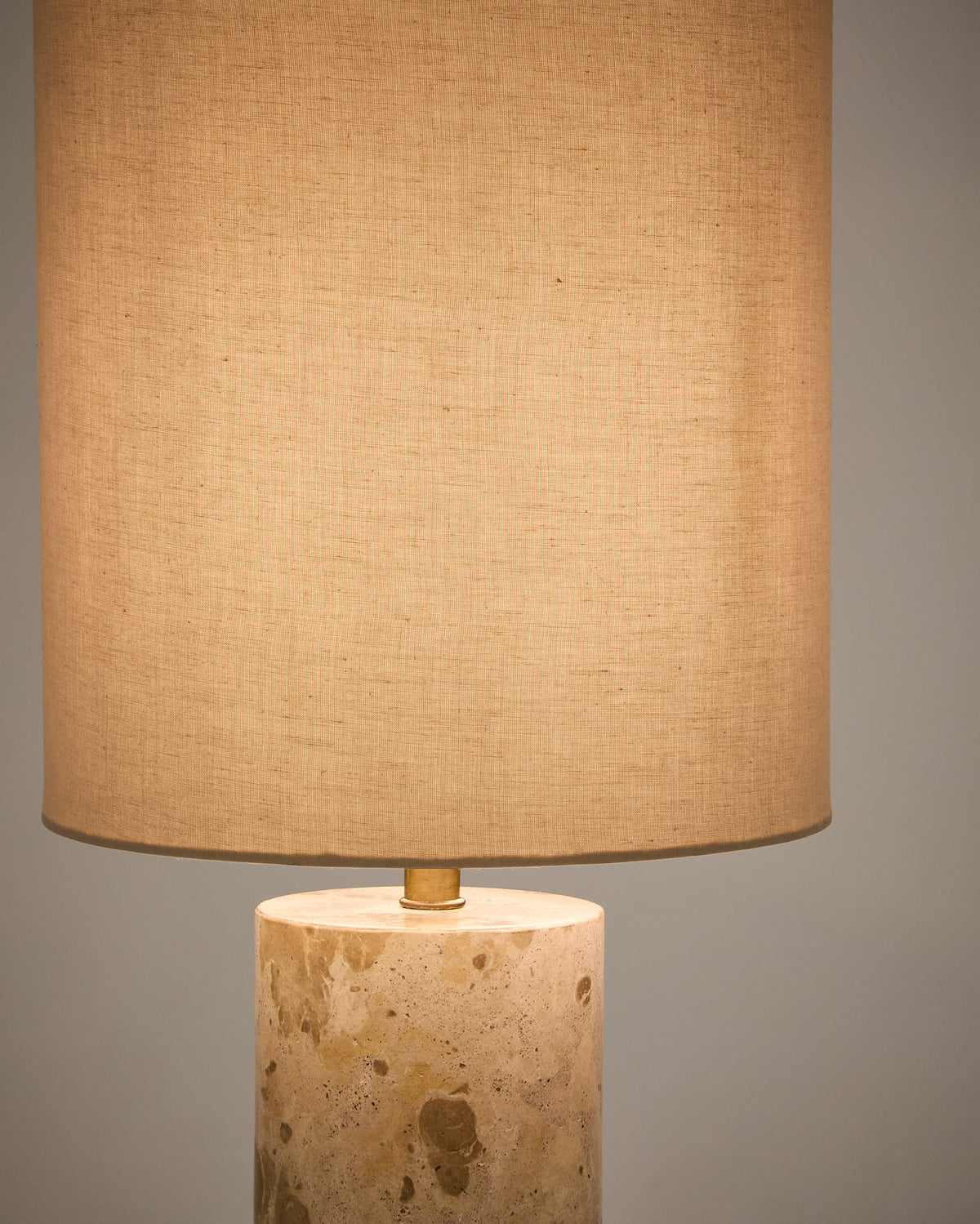 Lampa stołowa RAZE beżowy marmur z lnianym kloszem – ujęcie 3