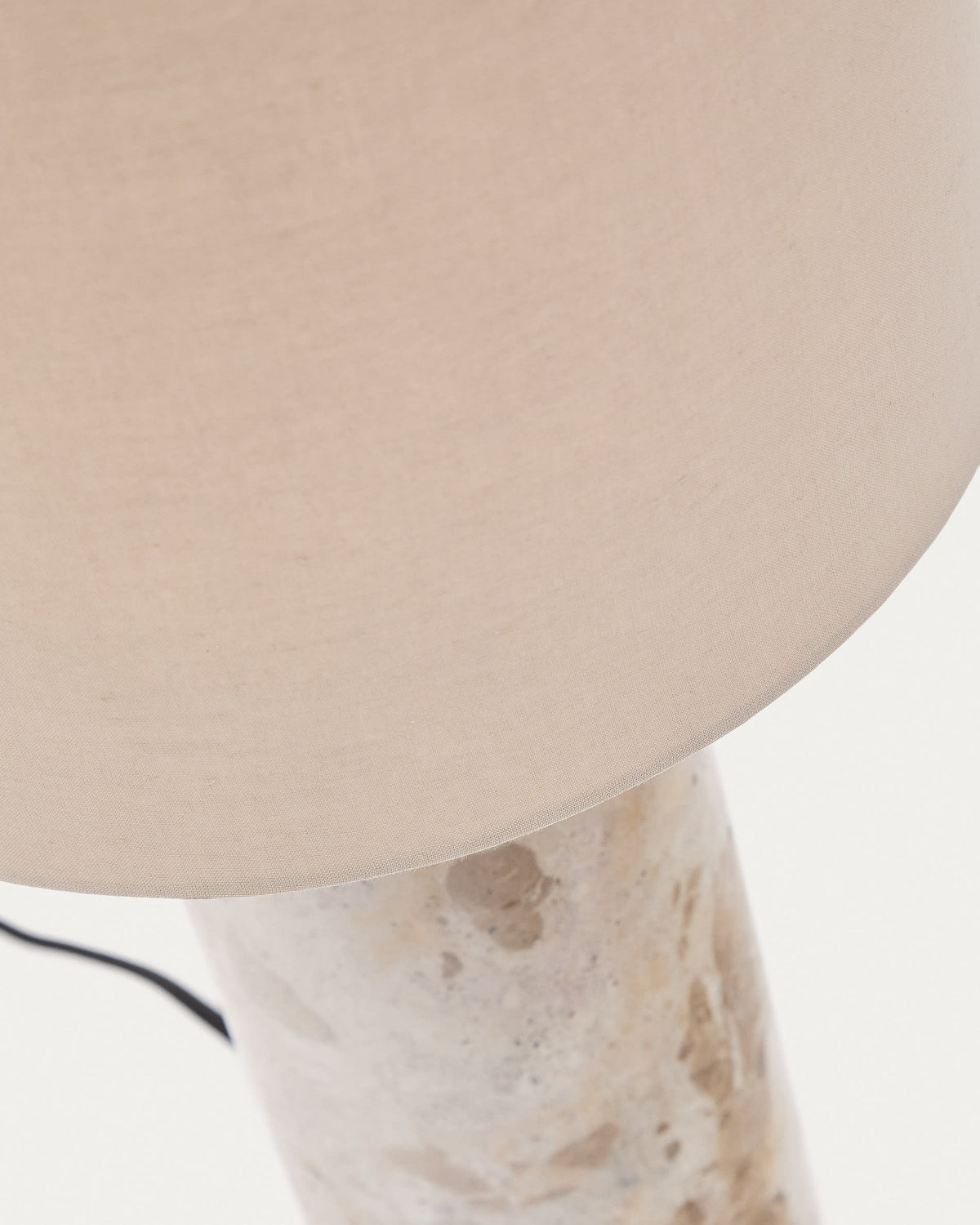 Lampa stołowa RAZE beżowy marmur z lnianym kloszem – ujęcie 5