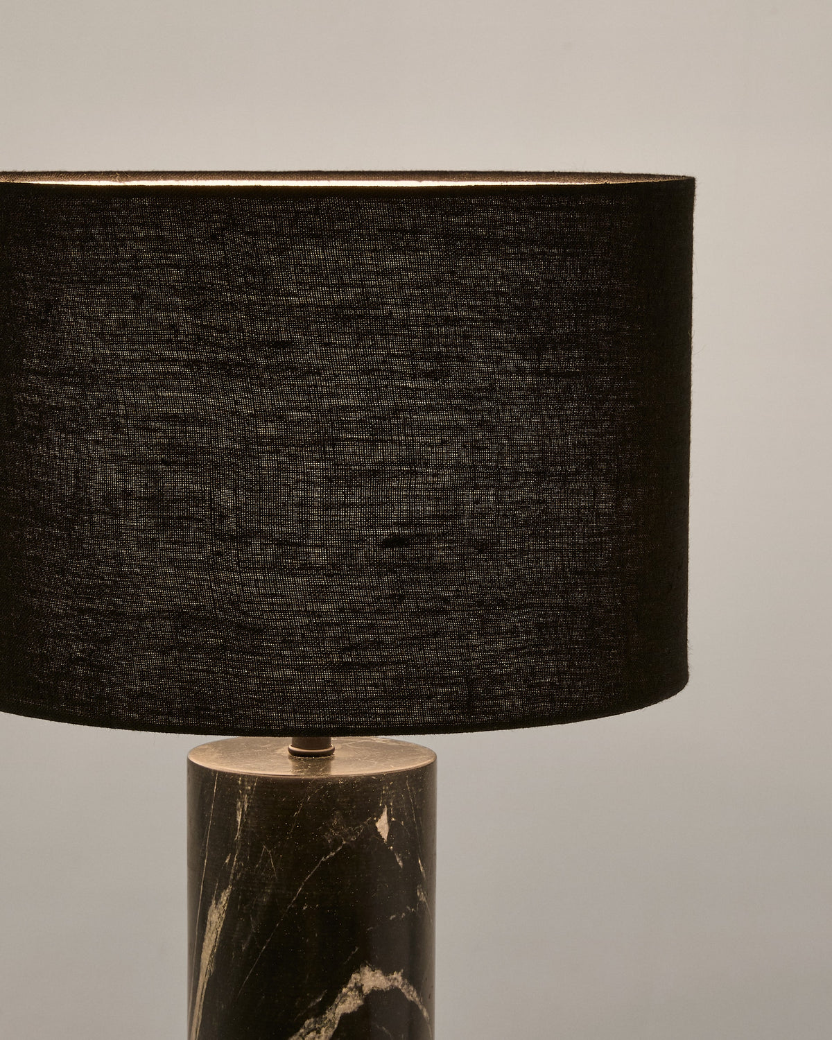 Lampa stołowa VEX czarny marmur z lnianym kloszem – ujęcie 3