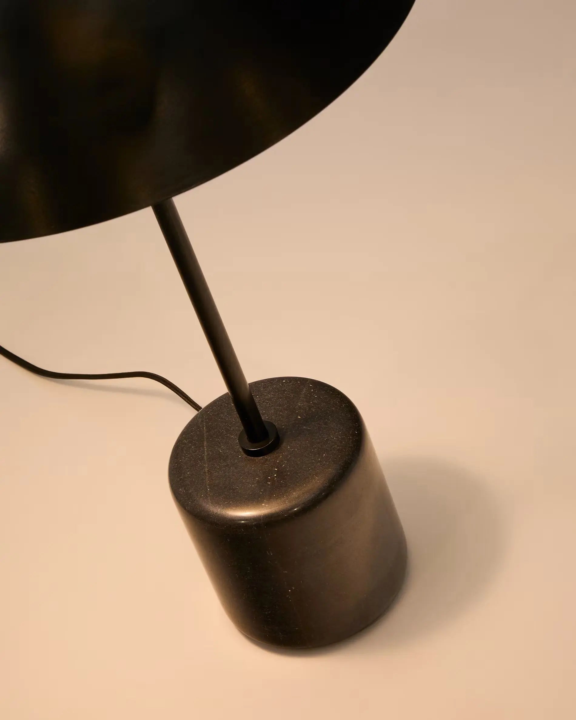 Lampa stołowa SAYRA czarny – marmur, Kave Home