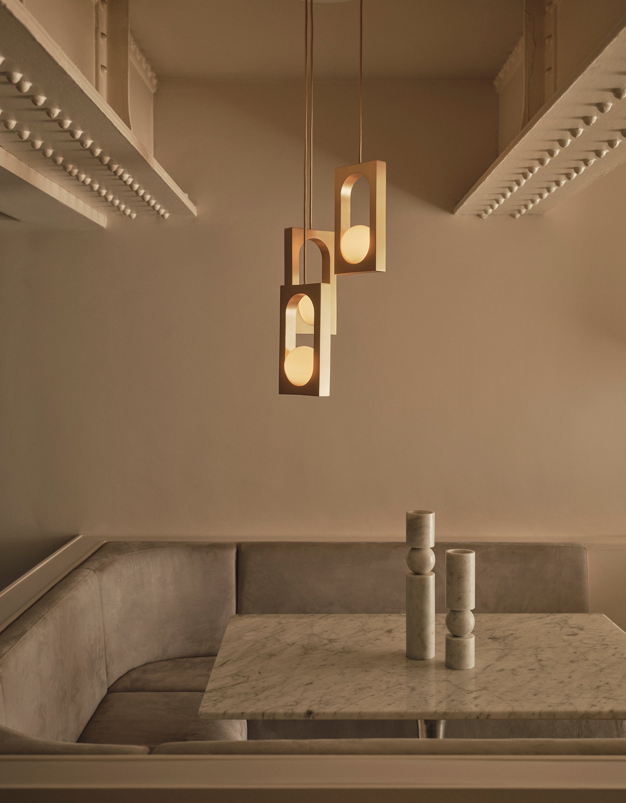 Lampa wisząca 3-punktowa MYTHOS opalowy klosz z mosiądzem